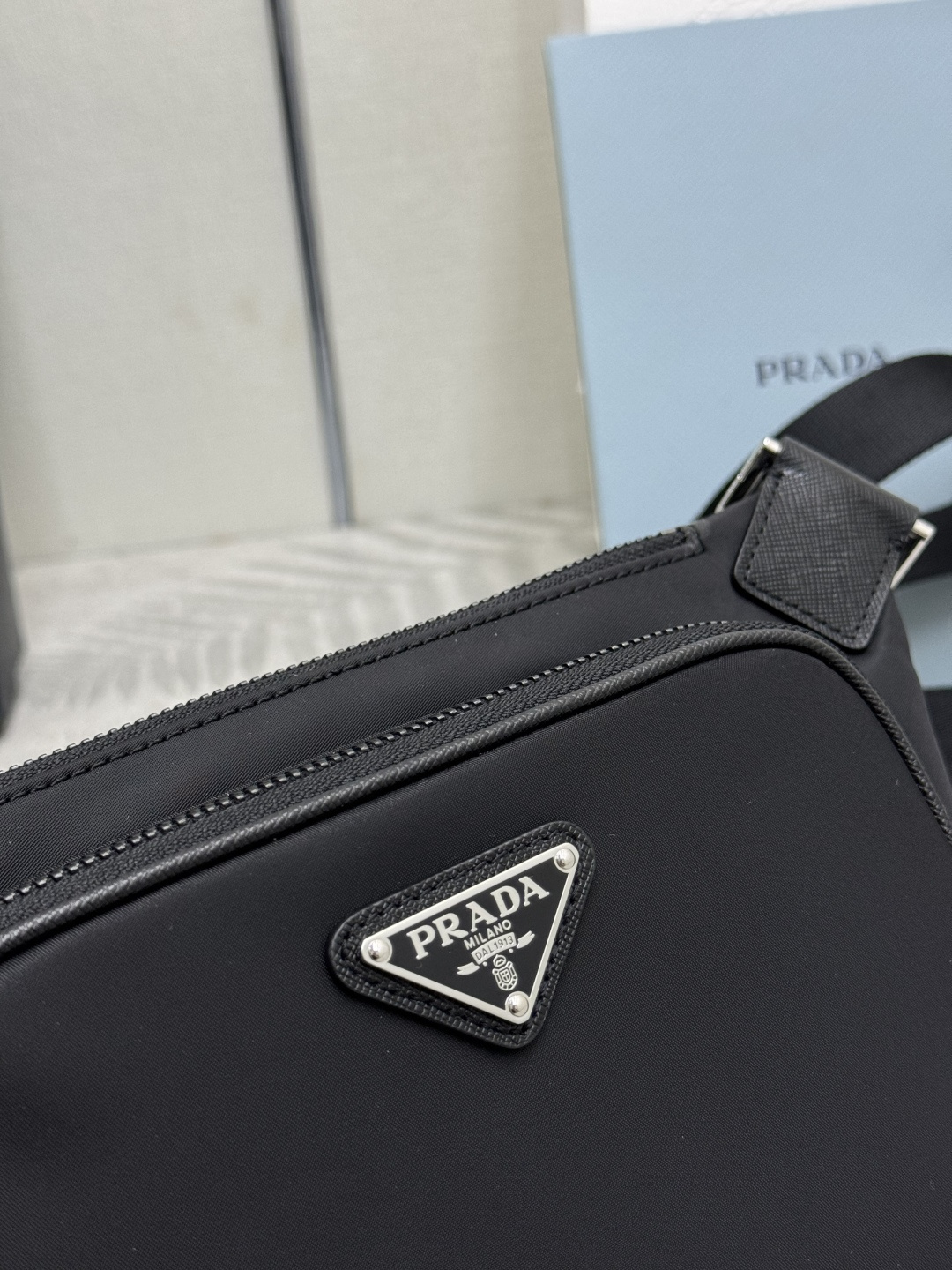 P370(配专柜对版全套包装，独家订制)，🎉经典腰包🎉2VH128升级版🎉🎉男女共用😘最新款腰包/胸包😘这款设计不仅还增强了整体设计感，上身效果非常棒，轻便又时尚。日常搭配全驾驭得起，非常实用，腰包/胸包/斜跨都可以👏实用性非常强。赶紧入手吧🎉🎉长19x高13cmx底2.5cm
