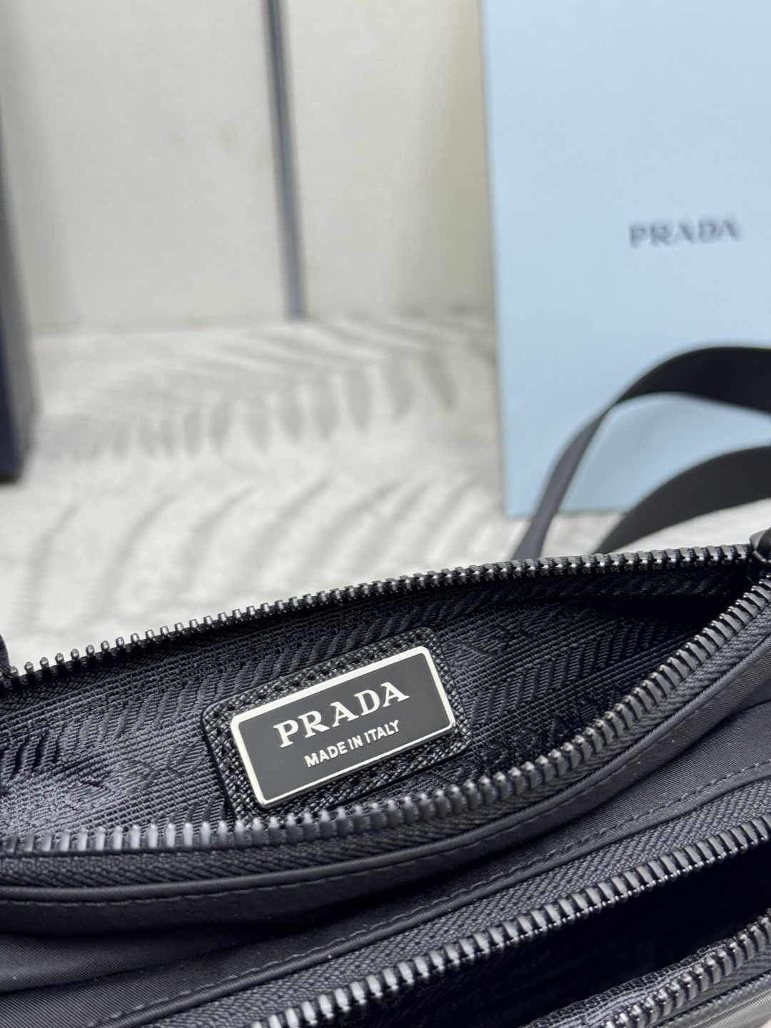 P370(配专柜对版全套包装，独家订制)，🎉经典腰包🎉2VH128升级版🎉🎉男女共用😘最新款腰包/胸包😘这款设计不仅还增强了整体设计感，上身效果非常棒，轻便又时尚。日常搭配全驾驭得起，非常实用，腰包/胸包/斜跨都可以👏实用性非常强。赶紧入手吧🎉🎉长19x高13cmx底2.5cm
