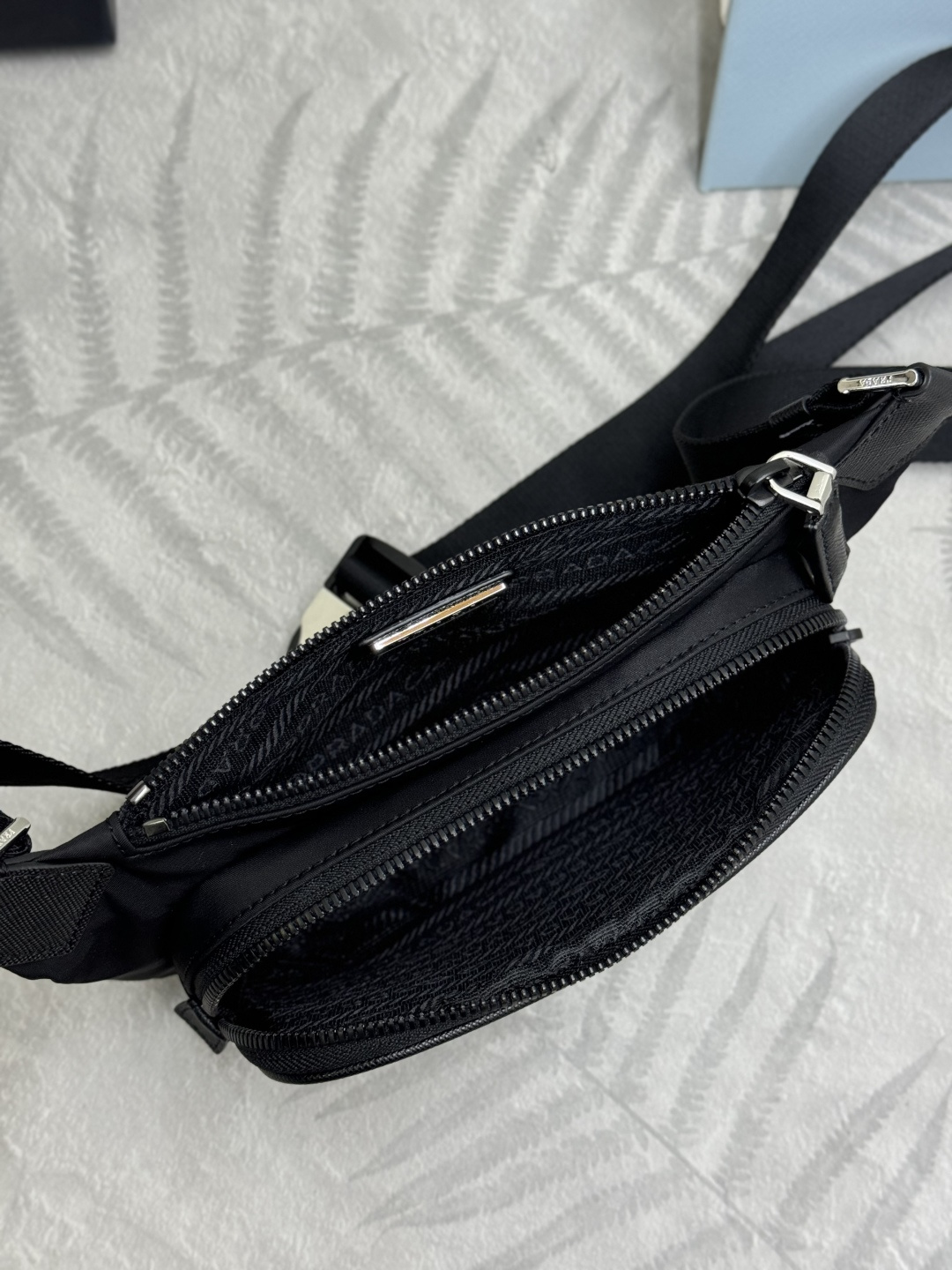 P370(配专柜对版全套包装，独家订制)，🎉经典腰包🎉2VH128升级版🎉🎉男女共用😘最新款腰包/胸包😘这款设计不仅还增强了整体设计感，上身效果非常棒，轻便又时尚。日常搭配全驾驭得起，非常实用，腰包/胸包/斜跨都可以👏实用性非常强。赶紧入手吧🎉🎉长19x高13cmx底2.5cm
