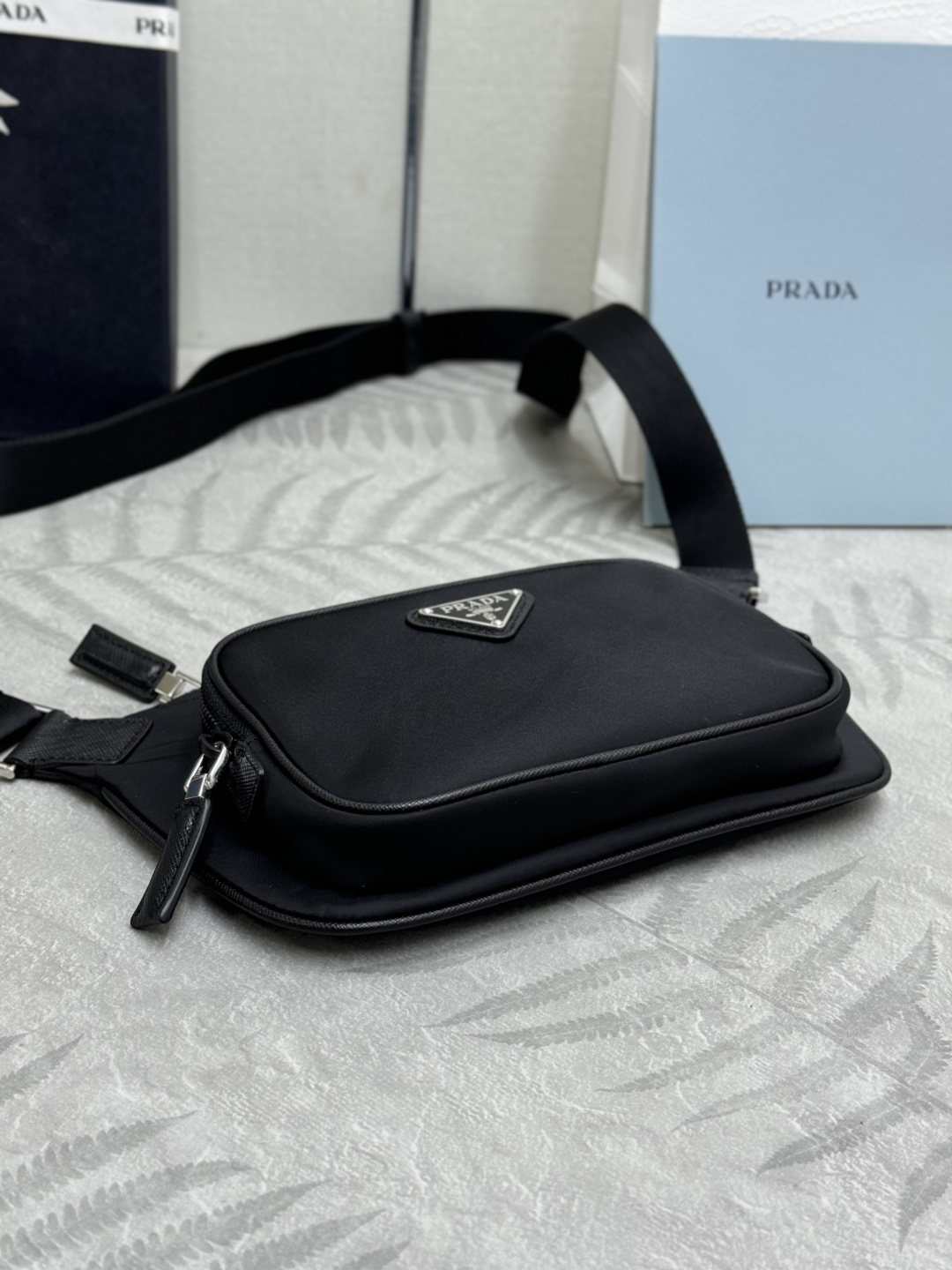 P370(配专柜对版全套包装，独家订制)，🎉经典腰包🎉2VH128升级版🎉🎉男女共用😘最新款腰包/胸包😘这款设计不仅还增强了整体设计感，上身效果非常棒，轻便又时尚。日常搭配全驾驭得起，非常实用，腰包/胸包/斜跨都可以👏实用性非常强。赶紧入手吧🎉🎉长19x高13cmx底2.5cm
