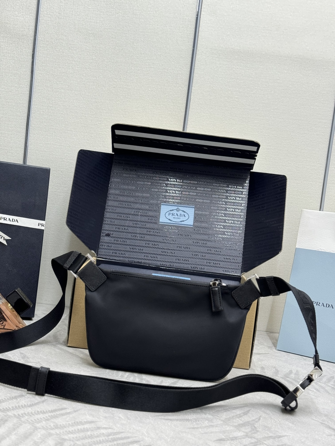 P370(配专柜对版全套包装，独家订制)，🎉经典腰包🎉2VH128升级版🎉🎉男女共用😘最新款腰包/胸包😘这款设计不仅还增强了整体设计感，上身效果非常棒，轻便又时尚。日常搭配全驾驭得起，非常实用，腰包/胸包/斜跨都可以👏实用性非常强。赶紧入手吧🎉🎉长19x高13cmx底2.5cm
