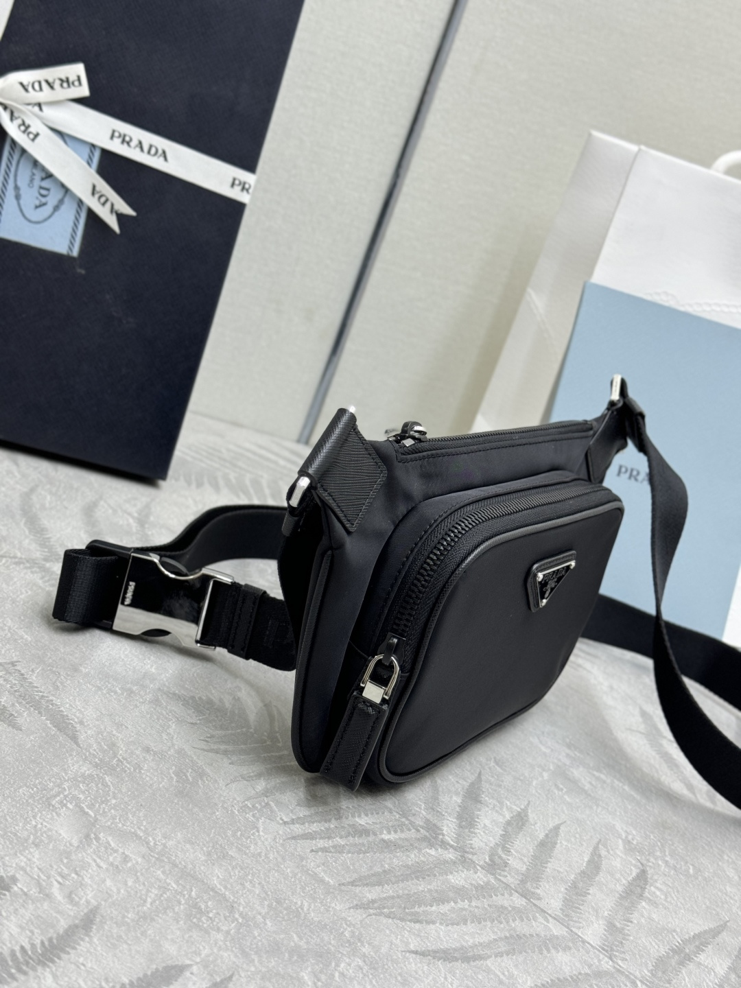 P370(配专柜对版全套包装，独家订制)，🎉经典腰包🎉2VH128升级版🎉🎉男女共用😘最新款腰包/胸包😘这款设计不仅还增强了整体设计感，上身效果非常棒，轻便又时尚。日常搭配全驾驭得起，非常实用，腰包/胸包/斜跨都可以👏实用性非常强。赶紧入手吧🎉🎉长19x高13cmx底2.5cm
