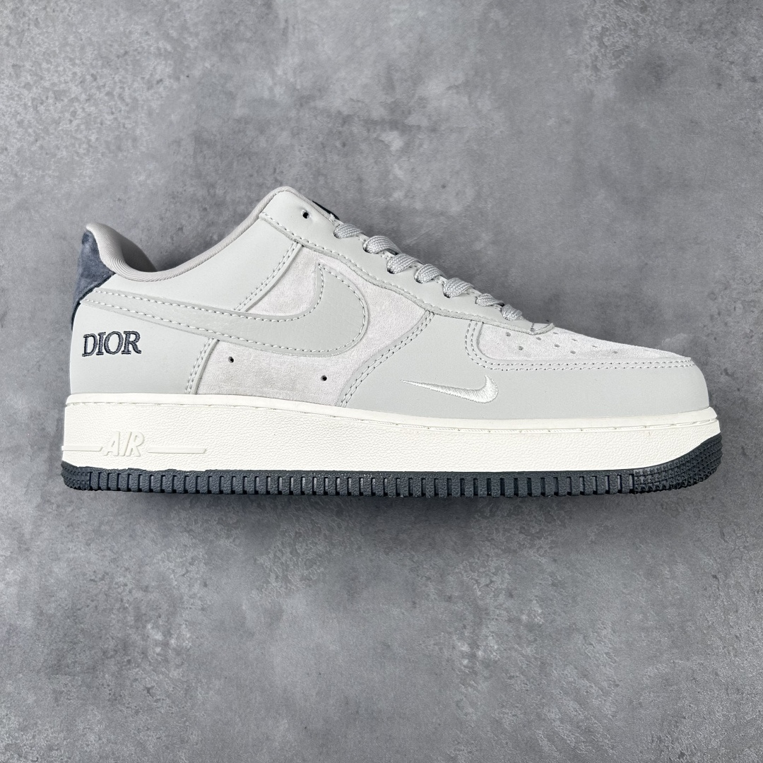 XC版 NK Air Force 1´07 Low 空军一号低帮百搭休闲运动板鞋 DF0188-041 柔软、弹性十足的缓震性能和出色的中底设计 横跨复古与现代的外型结合 造就出风靡全球 三十多年的Force 1 直到今天还深受青睐 实拍调校N版已经零色差零失真 百分百还原实物色彩所见即所得 不存在货不对板色差等低级问题 选购参考实物拍摄 不混卖不参货 只用心做好货严格选品 承诺混一赔十 SIZE：36 36.5 37.5 38 38.5 39 40 40.5 41 42 42.5 43 44 44.5 45 编码：kk3936010