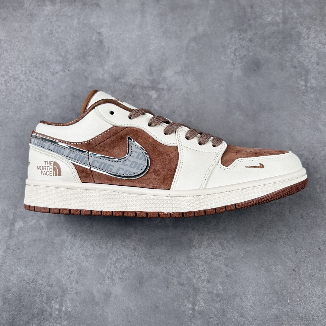 Air Jordan AJ1 Low 倒钩低帮联名定制配色 XS6086-005 原厂内置气垫魔块 A模大底 头层小牛皮 鞋舌AJ原厂专用牛津布+AJ专用反口珍珠布+原厂无杂质高弹内里海棉+特殊封边弹力鞋带 实拍调校N版已经零色差零失真 百分百还原实物色彩所见即所得 不存在货不对板色差等低级问题 选购参考实物拍摄 不混卖不参货 只用心做好货严格选品 SIZE:36 36.5 37.5 38 38.5 39 40 40.5 41 42 42.5 43 44 44.5 45 编码:Dby3936020