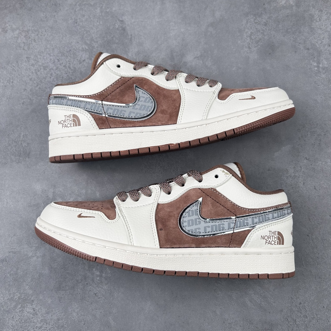 Air Jordan AJ1 Low 倒钩低帮联名定制配色 XS6086-005 原厂内置气垫魔块 A模大底 头层小牛皮 鞋舌AJ原厂专用牛津布+AJ专用反口珍珠布+原厂无杂质高弹内里海棉+特殊封边弹力鞋带 实拍调校N版已经零色差零失真 百分百还原实物色彩所见即所得 不存在货不对板色差等低级问题 选购参考实物拍摄 不混卖不参货 只用心做好货严格选品 SIZE:36 36.5 37.5 38 38.5 39 40 40.5 41 42 42.5 43 44 44.5 45 编码:Dby3936020