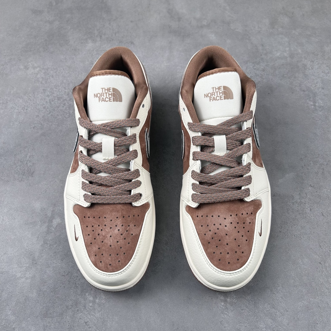 Air Jordan AJ1 Low 倒钩低帮联名定制配色 XS6086-005 原厂内置气垫魔块 A模大底 头层小牛皮 鞋舌AJ原厂专用牛津布+AJ专用反口珍珠布+原厂无杂质高弹内里海棉+特殊封边弹力鞋带 实拍调校N版已经零色差零失真 百分百还原实物色彩所见即所得 不存在货不对板色差等低级问题 选购参考实物拍摄 不混卖不参货 只用心做好货严格选品 SIZE:36 36.5 37.5 38 38.5 39 40 40.5 41 42 42.5 43 44 44.5 45 编码:Dby3936020