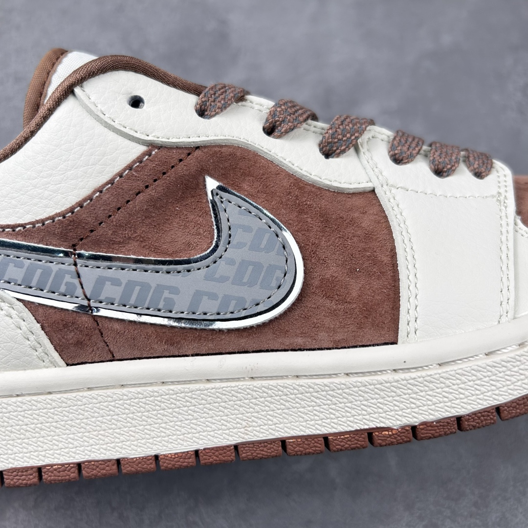 Air Jordan AJ1 Low 倒钩低帮联名定制配色 XS6086-005 原厂内置气垫魔块 A模大底 头层小牛皮 鞋舌AJ原厂专用牛津布+AJ专用反口珍珠布+原厂无杂质高弹内里海棉+特殊封边弹力鞋带 实拍调校N版已经零色差零失真 百分百还原实物色彩所见即所得 不存在货不对板色差等低级问题 选购参考实物拍摄 不混卖不参货 只用心做好货严格选品 SIZE:36 36.5 37.5 38 38.5 39 40 40.5 41 42 42.5 43 44 44.5 45 编码:Dby3936020