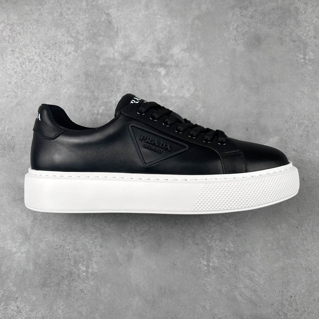 意大利高奢品牌·PRADA普拉达情侣款运动板鞋百搭休闲小白鞋系列 #广东大厂品质 25ss春季新款 专柜同步 Prada Cloudbust Thunder运动鞋设计以雕塑感设计重新演绎PRADA独具时尚个性风格。大气个性更潮更抢眼更追求档次,它将颠覆旧念,与您共度时尚潮人必备! 面料采用原版进口小牛皮 牛皮内里垫脚 橡胶发泡大底 轻便防滑耐磨 脚感舒适 款式耐看做工精细 配以简洁利落的鞋楦 经典设计 步履间散发迷人韵味 展现独特风采。 尺码:35-44(皮鞋码) 编码:Tc4936040