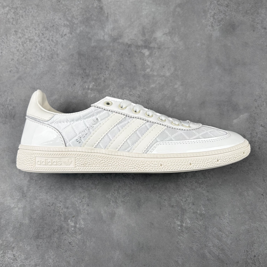 AD Originals Handball SPZL 手球运动员系列百搭休闲运动板鞋 KJ0854 这款来自阿迪达斯的这款HANDBALL SPZL前身是一双手球运动鞋，这一次拿来复刻，所以鞋面的主要色彩选用了黑色， 鞋面外侧除了Spezial字母之外还有三叶草标志。Handball SPZL作为复古手球训练鞋与作为室内足球鞋的Samba有着异曲同工之处，但是质感更为出众的鞋身以及丰富的配色选择比起Samba来讲可以说是更胜一筹了！尺码：36 36⅔ 37⅓ 38 38⅔ 39⅓ 40 40⅔ 41⅓ 42 42⅔ 43⅓ 44 45 
编码：Hc2936010