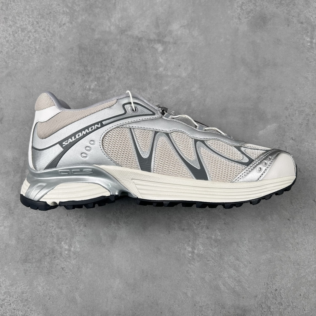 绿X Salomon 𝐱 XTW 萨洛蒙情侣款户外休闲运动鞋 原版购入开发 做货 这款由MM6全新演绎的X-AIp专注于其空气动力学的外观上，标志性白色与奶油色带来都市风格 鞋舌上的MM6 数字标志就像一枚手工印章，与SALOMON大胆而高科技的LOGO相得益彰 另一双则以纯粹的黑色打造，突出富质感的细节，标志性运动鞋被提炼为新的都市经典 为 SALOMON带来静谧气息 配送专柜精美包装 面料:   原版进口牛皮+透气网面 内里：原版进口透气网里 鞋底：原版开模防滑橡胶大底 Size: 36 36.5 37.5 38 38.5 39 40 40.5 41 42 42.5 43 44 44.5 45 
编码:by3936040