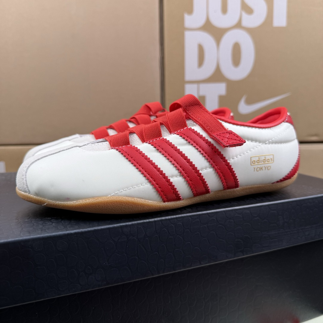 Alternative view of Sneakers 12812