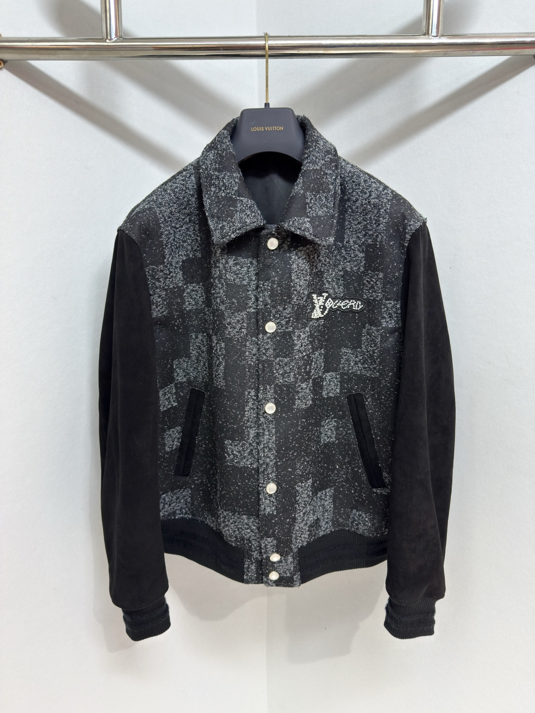 NO:741367,1V 25fw Damoflage Baclay Cow Leather Sleeves Baseball Jacket The Varsity jacket from the 2025 collection features a black Damoflage pattern embellished with Baclay effect denim sections. Resin beads and rhinestone patches combined with pearl finish buttons add sparkle to this unique garment. Cowhide sleeves and pockets add elegance to this sophisticated piece. Sizes 48-56,,jackets & coats,cowhide,Top Customize1198609091V 25fw Damoflage布克莱牛皮袖棒球夹克 2025系列中的 Varsity 夹克采用了黑色 Damoflage 图案,点缀在布克菜效果牛仔布部分.树脂珠和水钻贴饰与珍珠饰面纽扣相结合,为这款独特的服装增添了光彩.牛皮袖子和口袋使这款精致的作品更显高雅 尺码48-56,,jackets & coats,cowhide,Top Customize1,Men's clothing