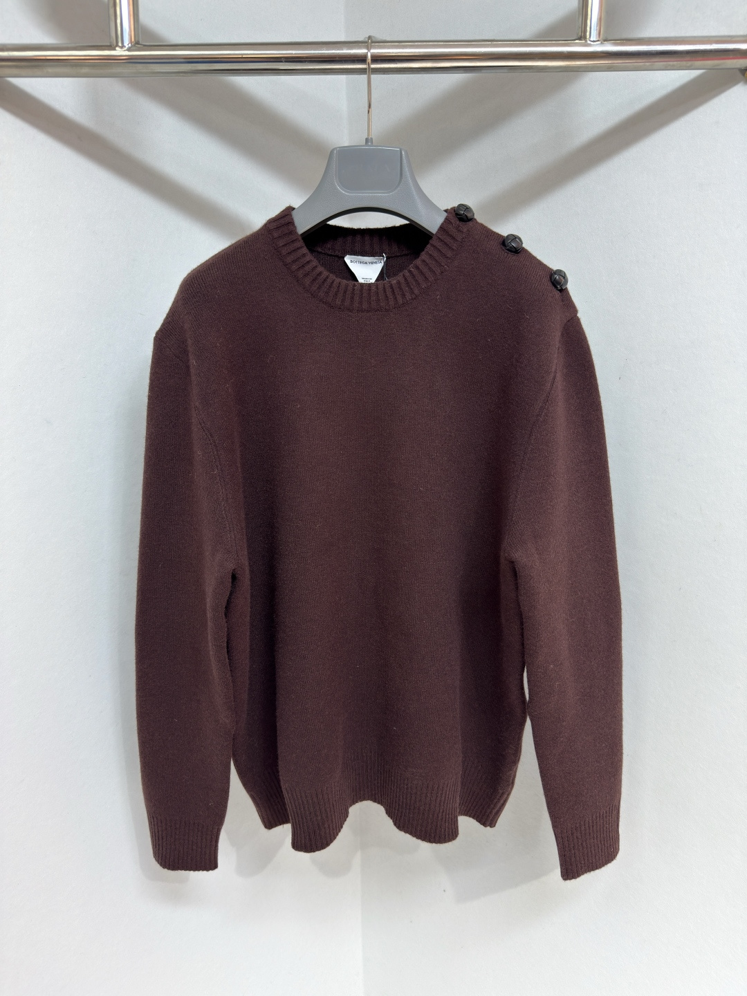 NO:638027,BV 25 fw shoulder leather button crew neck sweater, fine-needle lycra tissue wool, shoulder cuff details, round neck standard version, 7-needle fine gauge knitting to ensure high fabric density, fine and smooth texture, light weight and good warmth, reflecting the precision craftsmanship of knitwear. It has both soft touch and durability. The neckline is stiff and not easy to deform; there is no unnecessary decoration on the whole body  Suitable for dynamic wear. Sizes XS-L, Bottega Veneta-clothing,bottega veneta,bottega veneta,sweaters,alexander wang19860909BV 25 fw 肩位皮扣圆领毛衣 细针莱卡组织毛料、肩位袖口细节、圆领标准版型、采用7针细针距编织,确保织物密度高、纹理细腻平整,兼顾轻盈体量与良好保暖性,体现针织品的精密工艺.兼具柔软触感与耐用性.领口挺括不易变形；通体无多余装饰 适合动态穿着.尺码XS-L,葆蝶家-服装,bottega veneta,bottega veneta,sweaters,alexander wang,Women's clothing