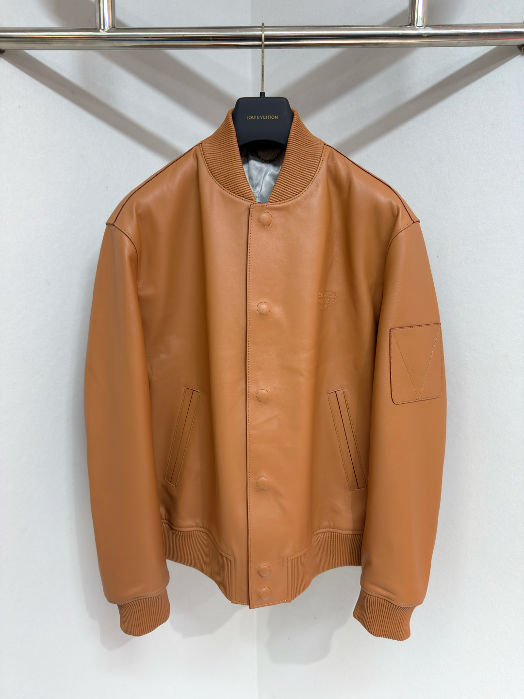 NO:774591,1V 26ss Men's Jacket Honey Calf Leather Short Jacket Hot Stamped New This Varsity jacket is made from soft honey calf leather, inspired by the iconic natural cowhide used in the brand's leather goods creations. This unique short jacket features elegant contrast stitching and vivid red dyed edges. The signature hot stamped logo is reminiscent of the Autumn/Winter 2025 fashion show, while a quilted lining completes this sophisticated design.  Size 48-56,Louis Vuitton-clothing,louis vuitton,jackets & coats,jackets & coats,cowhide,198609091V 26ss男士外套蜜糖色小牛皮短款夹克烫印新款 这款 Varsity 夹克采用柔软的蜜糖色小牛皮制成,灵感源自品牌皮具作品中使用的标志性天然牛皮.这款独特的短款外套采用优雅的对比色缝线和鲜艳的红色染色边缘.标志性的烫印标志让人联想起2025年秋冬时装秀,绗缝衬里则让这款精致的设计更加完美 尺码48-56,路易威登-服装,louis vuitton,jackets & coats,jackets & coats,cowhide,,Women's clothing