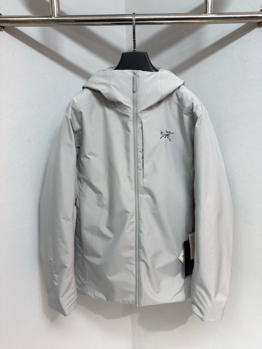 NO:677640,Arc'te Solano down jacket is made of windproof and waterproof GORE-TEX INFINIUMM fabric and high-quality down filling to ensure lightness and warmth. Its design features include an adjustable hood and a hidden front zipper, providing comprehensive protection and comfort. It is suitable for daily wear in cold urban environments, combining fashion and practicality. It is an embroidered logo!  Down jacket with embroidered Arc'teryx brand logo, sizes S-2XL, men's, jil sander, down jacket, hats,19860909Arc'te 鸟家Solano 羽绒服 采用防风防水的 GORE-TEX INFINIUMM面料和优质羽绒填充,确保轻盈保暖.它的设计功能包括调节帽子和隐藏式前拉链,提供全面的防护和舒适性.适用于寒冷城市环境中的日常穿着,兼具时尚与实用性.是刺绣标！羽绒服上有刺绣的Arc'teryx品牌标志 尺码S-2XL,男装,jil sander,down jacket,hats,,Women's clothing