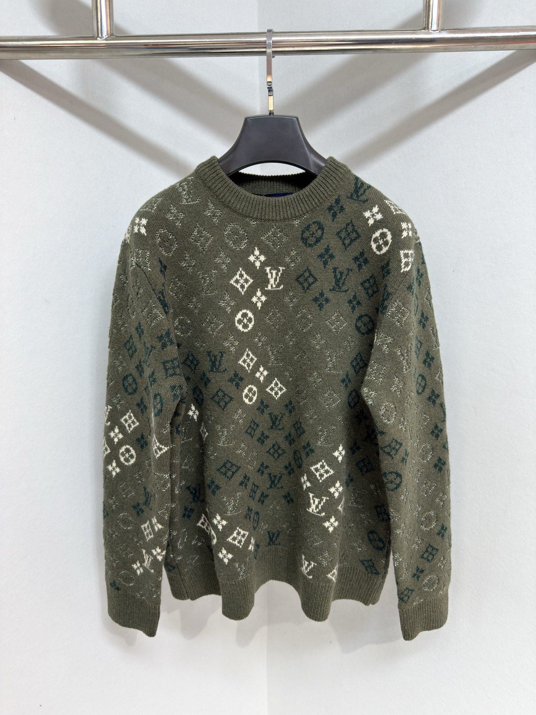 NO:637422,1V Men's Pullover Forest Green Wool Cashmere Jacquard Camo Fall 2025 This long-sleeved pullover comes in different earthy green tones and is embellished with a sophisticated full-color Monogram Surplus pattern in a jacquard weave inspired by the camouflage style. The signature pattern on a khaki base is made from a soft wool and cashmere blend knit. This wrap caftan is perfect for winter looks. Sizes S-XL, Louis Vuitton - Clothing, louis  vuitton,alexander wang198609091V 男士套头衫 森林绿羊毛羊绒提花迷彩2025秋新款 这款长袖套头衫采用不同的土绿色调,缀有精致的全色 Monogram Surplus 图案,提花织法的灵感来自迷彩风格.卡其色基底上的标志性图案采用柔软的羊毛和羊绒混纺针织面料制成.这款裹身长衫是冬季造型的完美选择.尺码S-XL,路易威登-服装,louis vuitton,alexander wang,Women's clothing