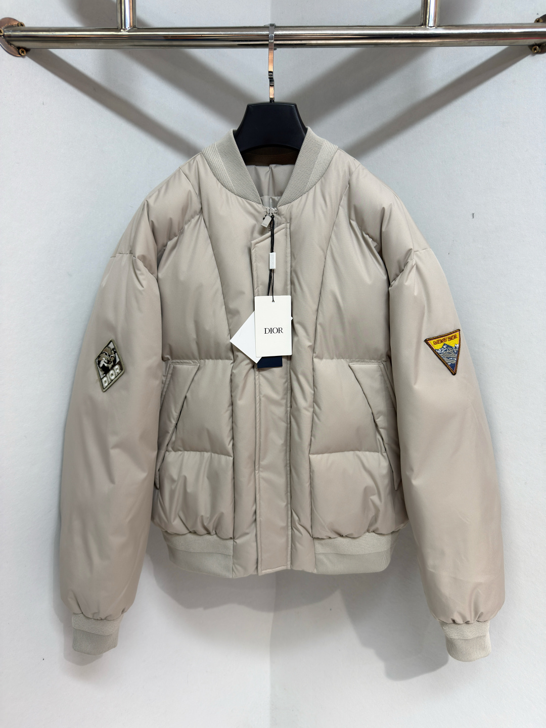 NO:676780,Dior/Dior Men's Jacket Beige Cotton Blend Embroidered Patch Zip Quilted Jacket New for Spring 2026 New for Spring 2026, this Dior Mountain quilted jacket is decorated with patches from the brand's archives, combining Alpine inspiration with Dior  The tailoring aesthetic blends into one. It is made of beige cotton blend fabric and features side zip pockets, cuffs, hidden closures, ribbed cuffs and hem. It has understated colors and quilting, perfect for elegant and sporty looks. Dior Mountain Embroidered Patch Sizes 46-52, Dior - Clothing, dior, dior, jackets & coats, jackets & coats,19860909Dior/迪奥男装外套米色棉混纺刺绣贴片拉链绗缝夹克2026春季新款 这款 Dior Mountain 绗缝夹克是2026年春季新品,饰有品牌档案中的补丁,将阿尔卑斯山灵感与 Dior 的剪裁美学融为一体.它采用米色棉混纺面料制成,配有侧边拉链口袋、袖口、隐形开合、罗纹袖口和下摆.它具有低调的色彩和绗缝工艺,非常适合优雅和运动外观.Dior Mountain 刺绣贴片 尺码46-52,迪奥-服装,dior,dior,jackets & coats,jackets & coats,,Women's clothing