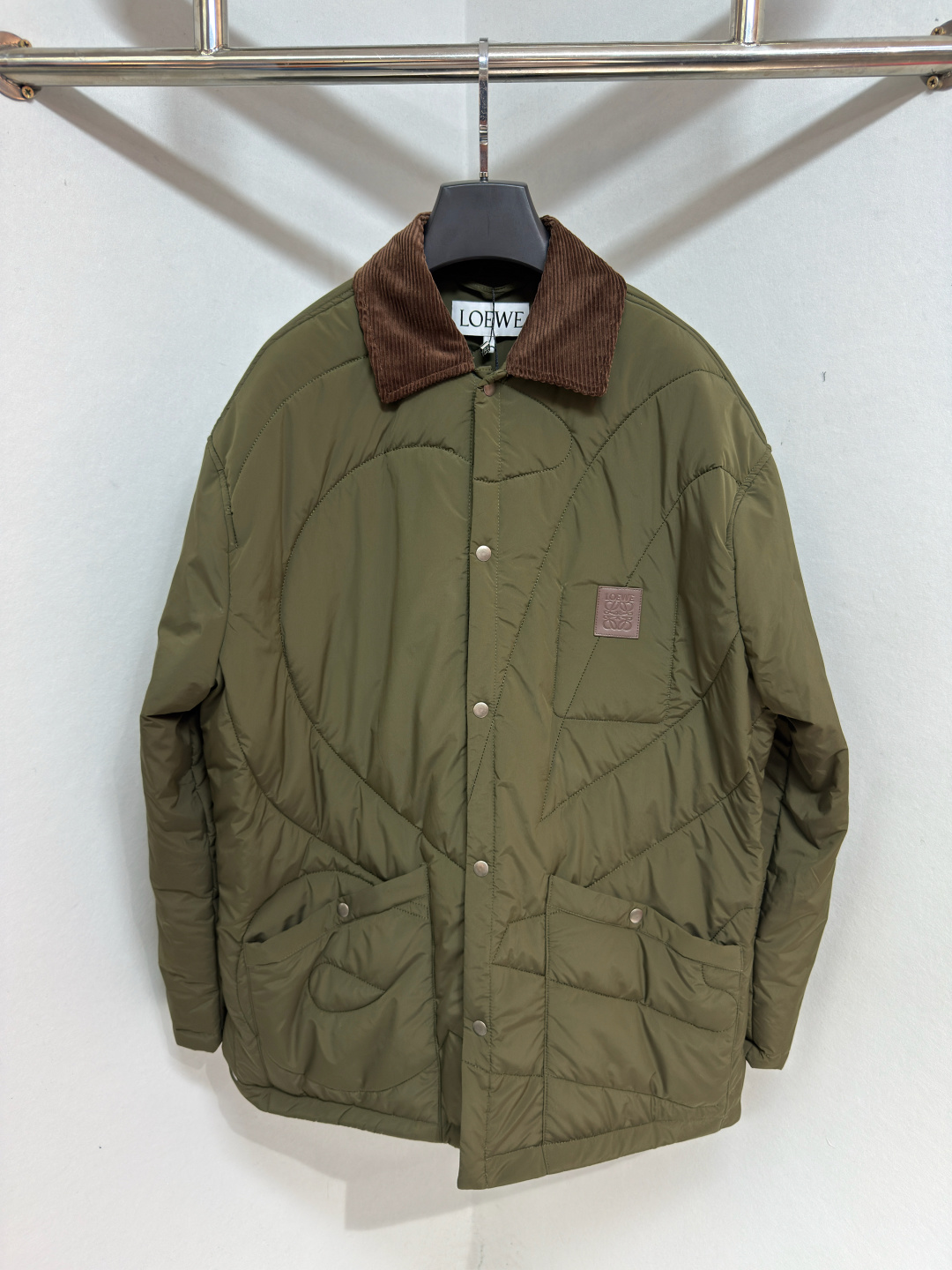 NO:638015,LOWE Brown Velvet Collar Quilted Cotton Jacket Overshirt in lightweight technical fabric, lightly padded construction, LOWE quilting on front and back, corduroy-effect embossed suede collar, regular fit, standard length, front snap-button fastening, snap-button cuffs, buttoned patch pockets, Anagram leather interior patch pockets, side vents with snap buttons, fully lined with Anagram on the chest  Embossed leather patch; its texture echoes the suede of the collar. Size 44-50, Loewe-clothing, loewe, jackets & coats, shirts, alexander wang19860909LOWE 棕绒领绗花棉服 轻盈科技面料外套衬衫、薄衬垫结构、正面和背面饰有 LOWE绗缝、搭配灯芯绒效果压纹绒面革衣领、常规版型、标准长度、正面按扣开合、按扣袖口、纽扣贴袋、Anagram皮革内部贴袋、侧开衩配有按扣、全衬里胸前饰有Anagram 压纹皮革贴片；其质感与衣领的绒面革形成材质上的呼应.尺码44-50,罗意威-服装,loewe,jackets & coats,shirts,alexander wang,Women's clothing