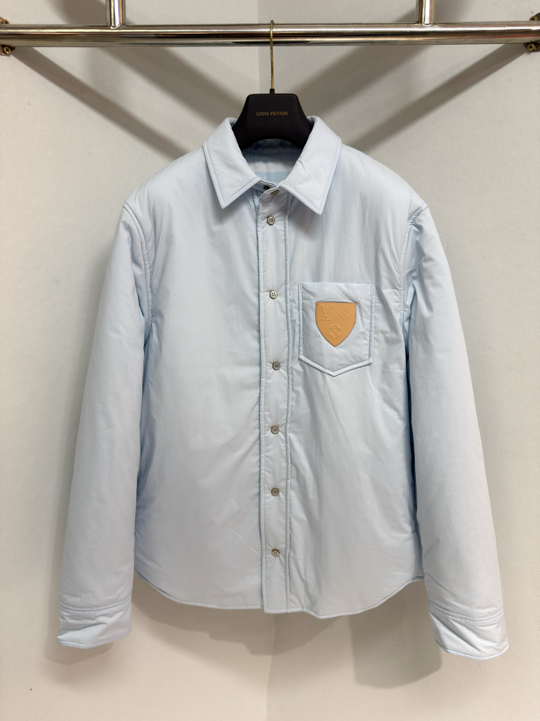 NO:637414,1V 26 SKI Ski Collection Jacket Long Sleeve Snap Button Reversible Padded Shirt Jacket This reversible long sleeve shirt jacket in light blue cotton is lightly padded for extra warmth, perfect for casual après ski looks. Inspired by the classic men's shirt, one side is decorated with a tonal jacquard woven LV stripe pattern, while the solid color design is enriched by natural cowhide leather applications with signature details. Sizes 46-52, Louis Vuitton - Clothing, louis  vuitton,louis vuitton,jackets & coats,jackets & coats,shirts,cowhide,alexander wang198609091V 26 SKI滑雪系列外套长袖按扣双面衬垫衬衫棉服夹克 这款双面长袖衬衫夹克采用浅蓝色棉质面料,配有轻薄衬垫,提供额外的保暖性,非常适合休闲的滑雪后造型.灵感来自经典男士衬衫,单侧饰有同色系提花编织的 LV 条纹图案,而纯色设计则通过带有标志性细节的天然牛皮应用丰富 尺码46-52,路易威登-服装,louis vuitton,louis vuitton,jackets & coats,jackets & coats,shirts,cowhide,alexander wang,Women's clothing