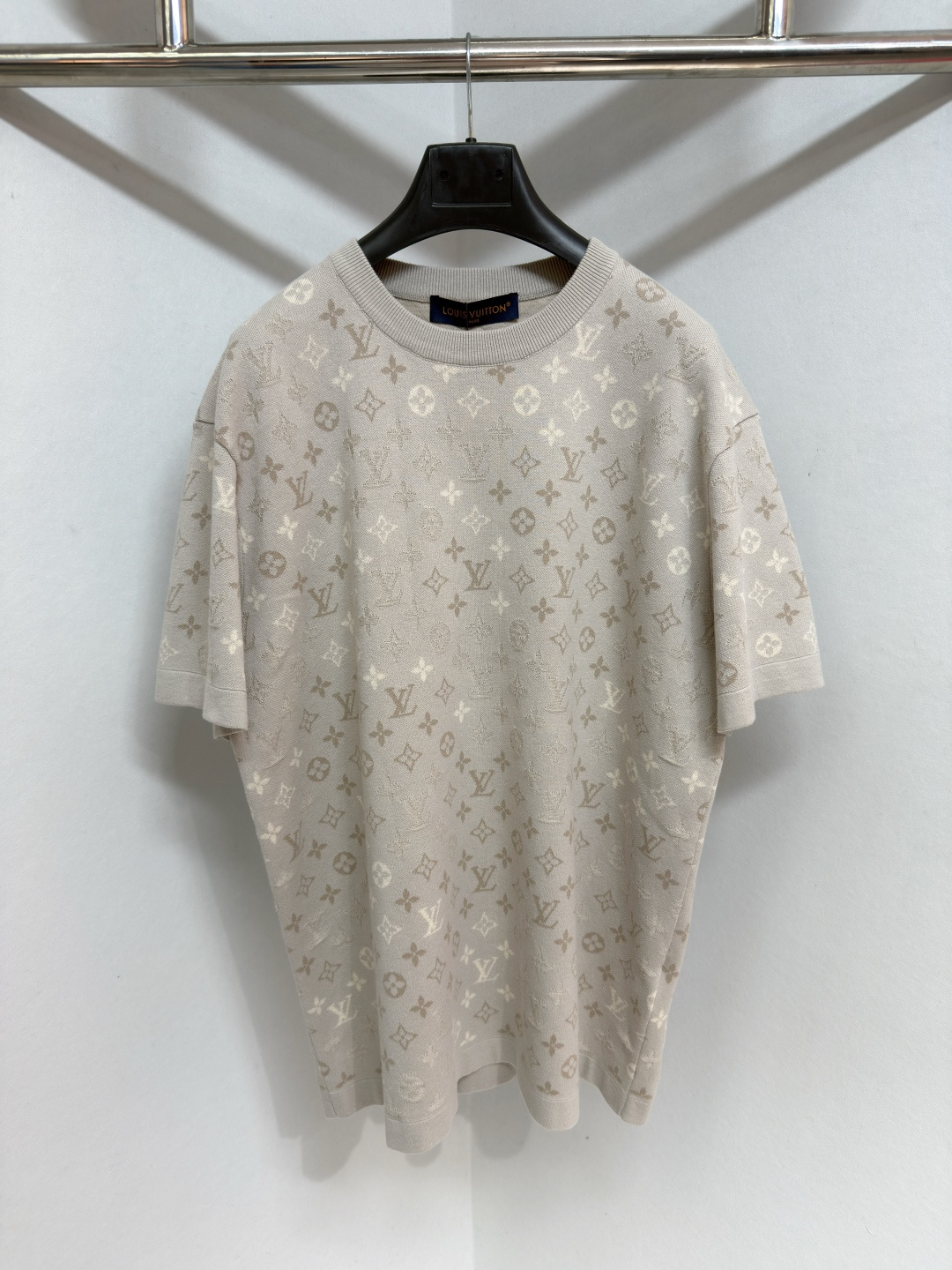 NO:637418,1V 2026 Short Sleeve Light Beige Cotton Knit Jacquard Graphic Crew Neck T-Shirt This short-sleeved crew neck T-shirt is made from certified cotton and features an all-over Monogram Surplus pattern and jacquard knit. The model features sophisticated iridescent tones on a sophisticated light beige base, while the iconic camouflage-inspired logo stands out for its brilliance. The timeless hue makes this garment easy to put together, embellishing everyday looks with its unique graphic flair  Size S-XL,Louis Vuitton-clothing,louis vuitton,T-shirt,tees,t-shirt,alexander wang198609091V 2026款短袖浅米色棉质针织提花图案圆领T恤 这款短袖圆领T恤采用认证棉质面料制成,通体饰有Monogram Surplus 图案和提花针织.该模型的特点是在精致的浅米色底座上采用精致的虹彩色调,而受迷彩风格启发的标志性标志则因其光彩而脱颖而出.永恒的色调使这款服装易于组合,以其独特的图形风格点缀日常造型 尺码S-XL,路易威登-服装,louis vuitton,T-shirt,tees，t-shirt,alexander wang,Women's clothing