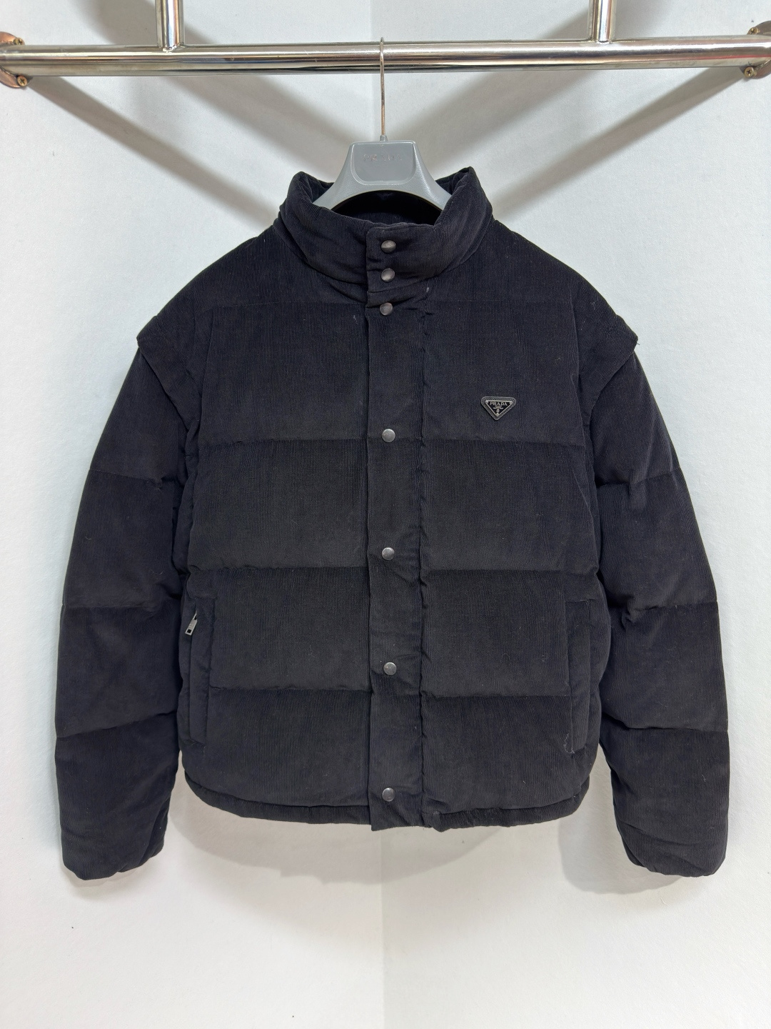 NO:636364,Prada triangle logo functional down jacket, custom-made velvet premium corduroy, has a mellow texture and fine texture. It uses the new national standard 90 white duck down (welcome to test). It has a full amount of down and is very warm. You are in a warm cloud, surrounded by soft warmth. It is rhymed with brown. It has the calm confidence of an old money wardrobe. The iconic enamel-coated metal triangle logo is embellished on the chest. It is low-key and powerful. The stand-up collar is stiff and stylish.  It accurately fits the curve of the neck, and the design of the hidden hood is like a mysterious guardian. It also has the ingenious design of disassembling the sleeves and turning it into a vest. It transforms into a lightweight vest and reveals its unique charm inadvertently. Switch styles freely. With its unique charm and fearless attitude, it becomes the leader of urban fashion. Size S M L XL, Prada-clothing, prada, prada, down jacket, hats, alexander wang19860909Prada 三角标功能性羽绒服 定制丝绒臻品灯芯绒 质感醇厚 细腻纹理 使用新国标90白鸭绒(欢迎检测) 冲绒量十足 保暖十足 置身于一个温暖的云朵之中 被轻柔的温暖所包围 以棕为韵 自带老钱衣橱的沉静底气 那枚标志性涂珐琅金属三角徽标点缀于胸前 低调且有力 立领挺括有型 精准贴合颈部曲线 而那隐藏式风帽的设计 宛如一位神秘的守护者 兼得拆卸衣袖成背心的巧妙设计 摇身一变成为一件轻便的背心 在不经意间展露其独特魅力 风格自由切换 以独特的魅力和无畏的姿态 成为都市时尚的引领者 尺码 S M L XL,普拉达-服装,prada,prada,down jacket,hats,alexander wang,Women's clothing