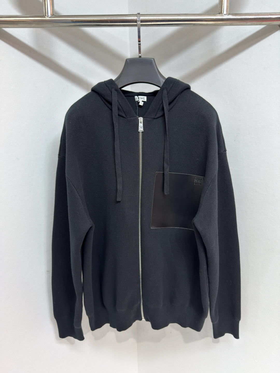 NO:638017,LOEWE Fall/Winter 25 men's sweatshirt medium thickness wool hooded sweatshirt. *Classic fit, standard length *Double-sided knitting *Hooded design *Chest patch pocket, leather *Front zipper *Ribbed cuffs and hem *Chest pocket embossed letter mark Size XS-L, Loewe-clothing, loewe, loewe, hoodie, sweatshirts, hats, alexander wang19860909LOEWE 罗意威 25秋冬 男士 卫衣 中等厚度羊毛连帽卫衣.*经典版型,标准长度*双面针织*连帽设计*胸前贴袋,皮质*前部拉链*罗纹袖口和下摆*胸前口袋压紋字母标 尺码XS-L,罗意威-服装,loewe,loewe,hoodie,sweatshirts,hats,alexander wang,Women's clothing