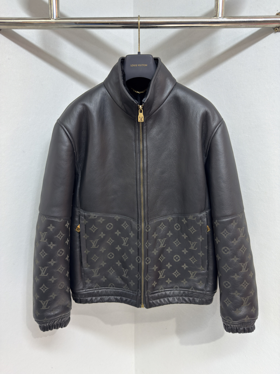 NO:638023,1V 26 Monogram Turtleneck Shearling New Fur One-piece This soft shearling sweatshirt reinterprets the brand's signature sporty style for winter. In a timeless dark brown base, this sweatshirt features an elegant Monogram pattern embossed on the mid-waist and sleeves of the suede outer shell. A soft lambskin shearling lining, turtleneck, elasticated cuffs and waist are designed to protect against the cold. Sizes 48-56, Louis Vuitton - Clothing, louis  vuitton,sheepskin,alexander wang198609091V 26 Monogram高领剪羊毛新款皮毛一体 这款柔软的羊剪绒运动衫在冬季重新演绎了品牌标志性的运动风格.这款运动衫以永恒的深棕色为基调,绒面革外衣的中腰部和袖子上压印有优雅的 Monogram 图案,柔软的小羊皮剪羊毛衬里、高领、松紧袖口和腰部设计可抵御严寒.尺码48-56,路易威登-服装,louis vuitton,sheepskin,alexander wang,Women's clothing