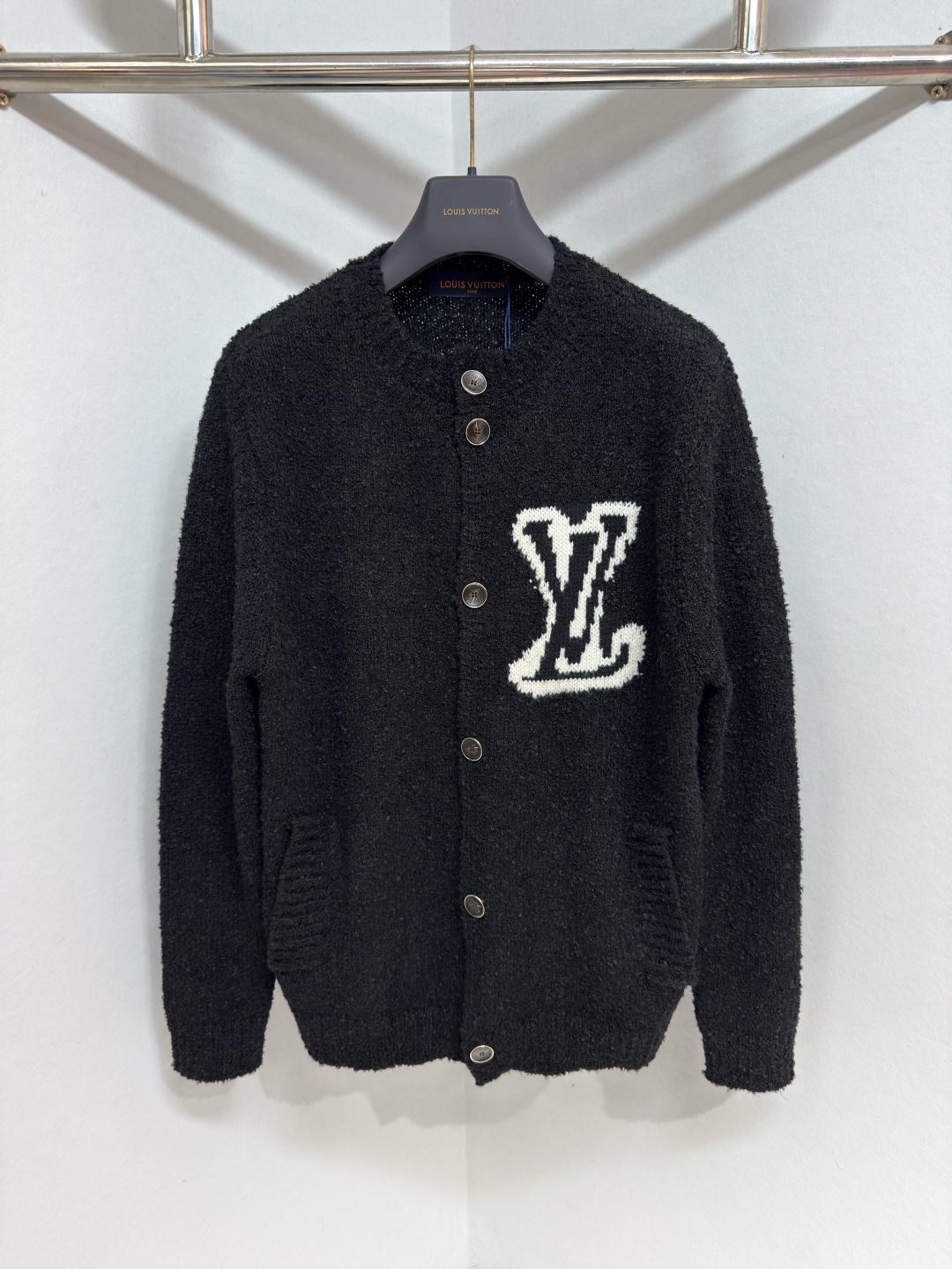 NO:677656,1V Men's Fall/Winter 2026 Sweater Black Intarsia Wool Blend Knitted Cardigan This contemporary collarless cardigan is crafted from chunky black yarn with a handknit effect for an effortless style, perfect for cozy weekends. The contrasting LV initials are integrated directly into the soft virgin wool blend knit, adding graphic detail to the chest. This piece is a versatile solution for layered looks during the colder months. Sizes XS-L, Louis Vuitton - Clothing, louis  vuitton,louis vuitton,sweaters,198609091V 男装秋冬款2026毛衣黑色嵌花羊毛混纺针织开衫 这款现代无领开衫采用粗黑色纱线制成,具有手工编织效果,打造轻松的风格,非常适合舒适的周末.对比鲜明的 LV 首字母直接融入柔软的初剪羊毛混纺针织中,为胸部增添了图形细节.这件单品是寒冷月份分层造型的多功能解决方案.尺码XS-L,路易威登-服装,louis vuitton,louis vuitton,sweaters,,Women's clothing