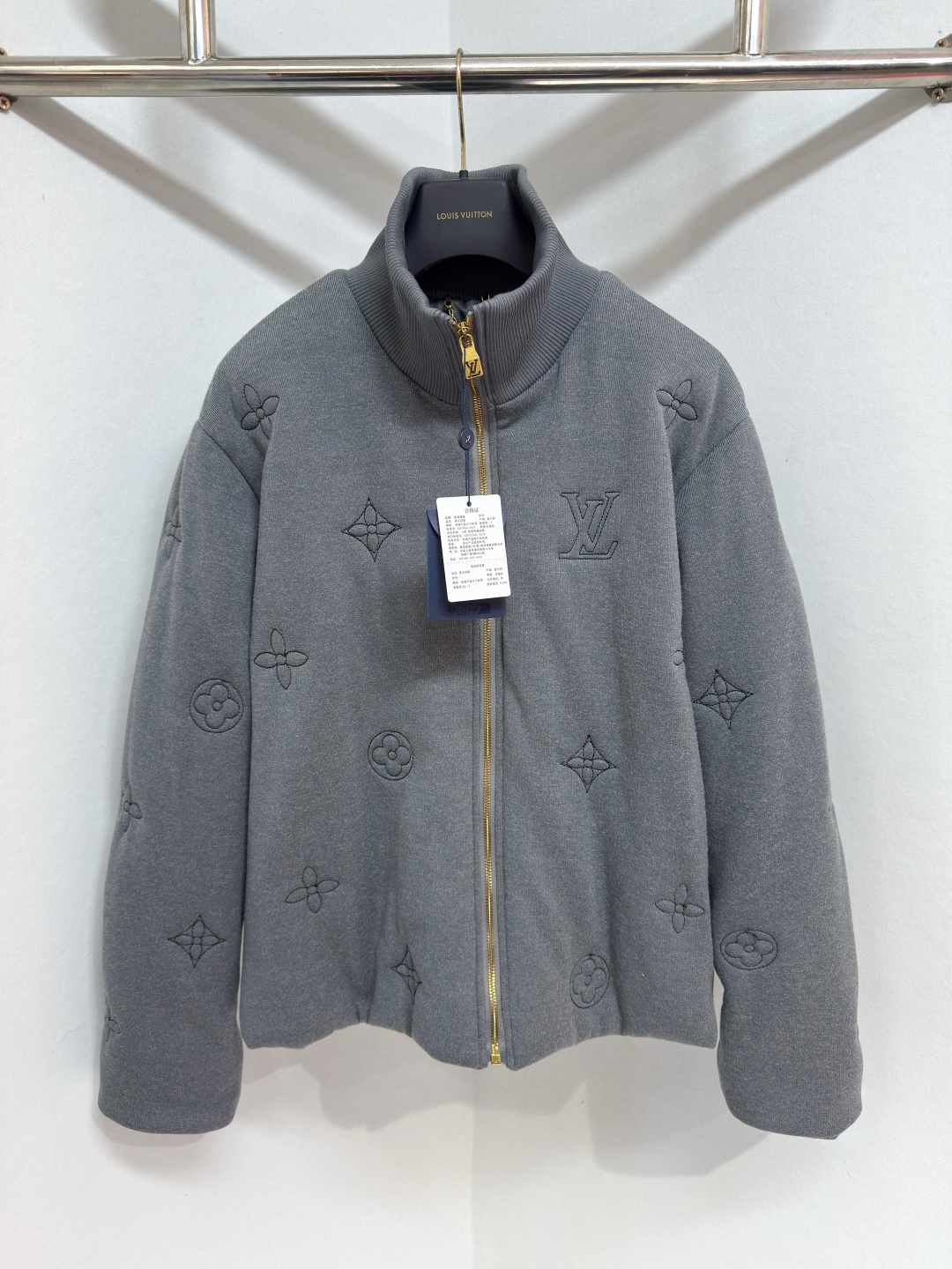 NO:677636,1V Cotton Jacket Merino Wool Quilted Ribbed Appliqué New This waterproof knitted padded jacket is warm and elegant, ideal for winter vacations. Made from dark gray merino wool, it is quilted with delicate Monogram pattern stitching throughout and features a ribbed collar and stiff cuffs. The black leather appliqué on the back is printed with the words Marque L. Vuitton deposee, adding a touch of sophistication.  Size 46-52,Louis Vuitton-clothing,louis vuitton,jackets & coats,jackets & coats,198609091V 棉服外套美利奴羊毛绗缝罗纹贴花新款这款防水针织软垫夹克温暖而优雅,是冬季度假的理想选择.它采用深灰色美利奴羊毛制成,全身绗缝精致的 Monogram 图案缝线,并配有罗纹衣领和硬质袖口.背面的黑色皮革贴花上印有 Marque L. Vuitton deposee字样,增添了几分精致感 尺码46-52,路易威登-服装,louis vuitton,jackets & coats,jackets & coats,,Women's clothing