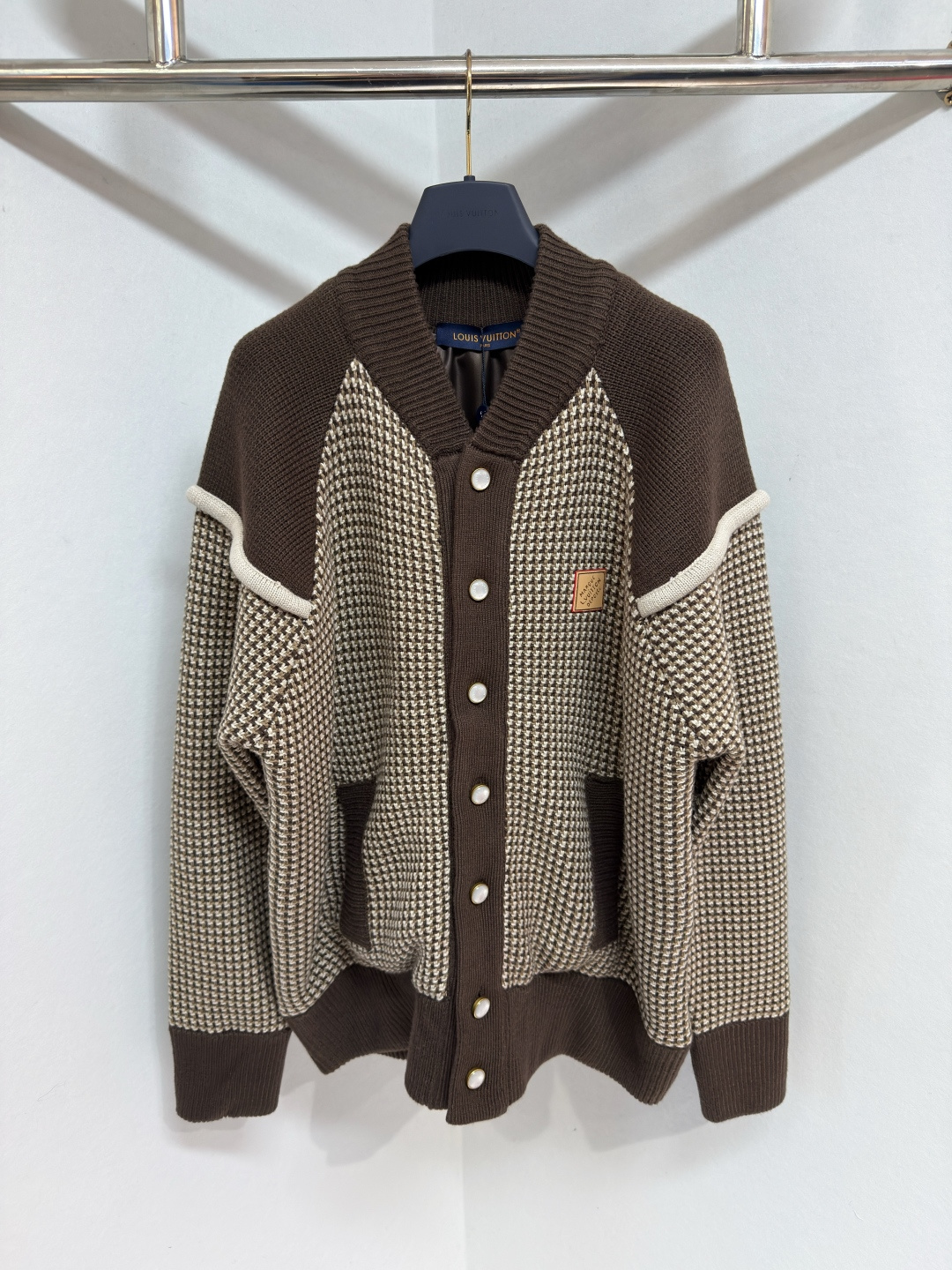 NO:677625,1V knitted jacket jacket brown jacquard LV stripe mother-of-pearl buttons new model This cotton bomber jacket is made of brown jacquard fabric and embellished with the iconic LV stripe pattern. The collar, raglan sleeves and pockets are ribbed, and 'Marque L. Vuitton' is printed on the chest.  deposee' logo and mother-of-pearl effect buttons, the design is eye-catching. This 'buy it now' product is perfect for warmer seasons, sizes S-XL, Louis Vuitton - Clothing, louis vuitton, louis vuitton, jackets & coats, jackets & coats,198609091V 针织外套外套棕色提花LV条纹珍珠母扣新款 这款棉质轰炸机夹克采用棕色提花织布,缀有标志性的LV 条纹图案.领口、插肩袖和口袋处均采用罗纹装饰,胸前印有“Marque L. Vuitton deposee'标志,并配有珍珠母效果纽扣,设计十分抢眼.这款“即买即穿”的产品非常适合温暖的季节穿着、尺码S-XL,路易威登-服装,louis vuitton,louis vuitton,jackets & coats,jackets & coats,,Women's clothing