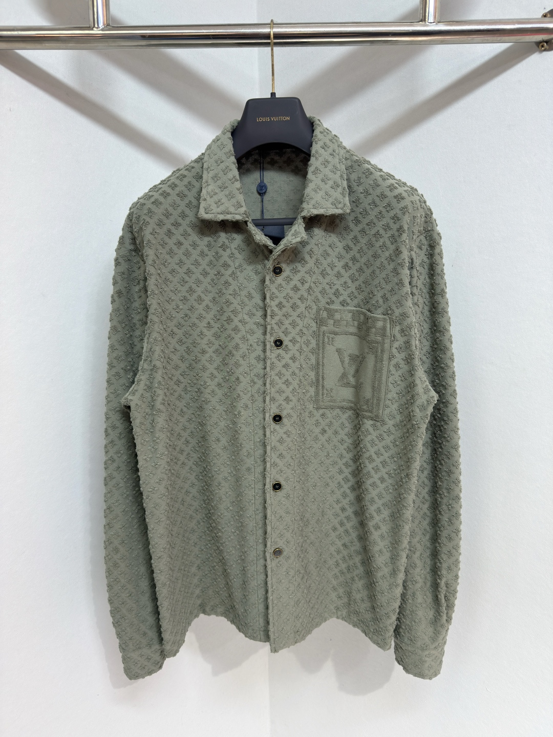 NO:637419,1V Men's Outerwear Soft Cotton Terry Casual Shirt Jacket 26 New Made from soft cotton terry fabric, this shirt jacket features a relaxed fit and open collar, perfect for summer wear. The versatile style features a vintage-inspired LV scarf pattern with Monogram flowers, the brand's initials and Art Deco signature in a tonal jacquard weave. The elegant sage-green colorway pairs perfectly with neutral tones and white in sizes XS-L, Louis Vuitton - Clothing, louis  vuitton,louis vuitton,jackets & coats,jackets & coats,shirts,alexander wang198609091V 男装外套柔软棉质毛圈休闲衬衫夹克26新款 这款衬衫式外套采用柔软的棉质毛圈面料制成,采用休闲剪裁和开领设计,非常适合夏季穿着.百搭款式饰有复古风格的LV 围巾图案,在同色系提花编织中饰有 Monogram 花朵、品牌首字母和装饰艺术风格的签名.优雅的灰绿色配色与中性色调和白色完美搭配尺码 XS-L,路易威登-服装,louis vuitton,louis vuitton,jackets & coats,jackets & coats,shirts,alexander wang,Women's clothing