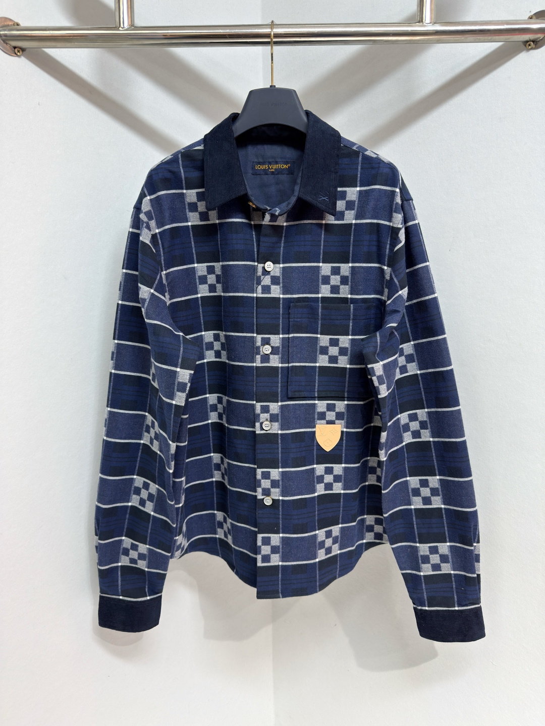 NO:637416,1V Men's Shirt Cotton Flannel Navy Jacquard Check Embroidery This soft cotton flannel shirt is perfect for cozy evenings in front of the fire. The shirt features a jacquard check pattern in varying shades of navy with Damier accents. Velvet cuffs and collar feature embroidered LV initials and signature natural cowhide appliqués. Sizes S-XL, Louis Vuitton - Clothing, louis  vuitton,louis vuitton,shirts,cowhide,alexander wang198609091V 男士衬衫纯棉法兰绒海军蓝提花格纹刺绣 这款柔软的纯棉法兰绒衬衫非常适合在炉火前度过轻松惬意的夜晚.该款衬衫饰有深浅不一的海军蓝提花格纹,并融入了 Damier 装饰元素.天鹅绒袖口和领口饰有刺绣的LV 首字母缩写,以及标志性的天然牛皮贴花.尺码S-XL,路易威登-服装,louis vuitton,louis vuitton,shirts,cowhide,alexander wang,Women's clothing