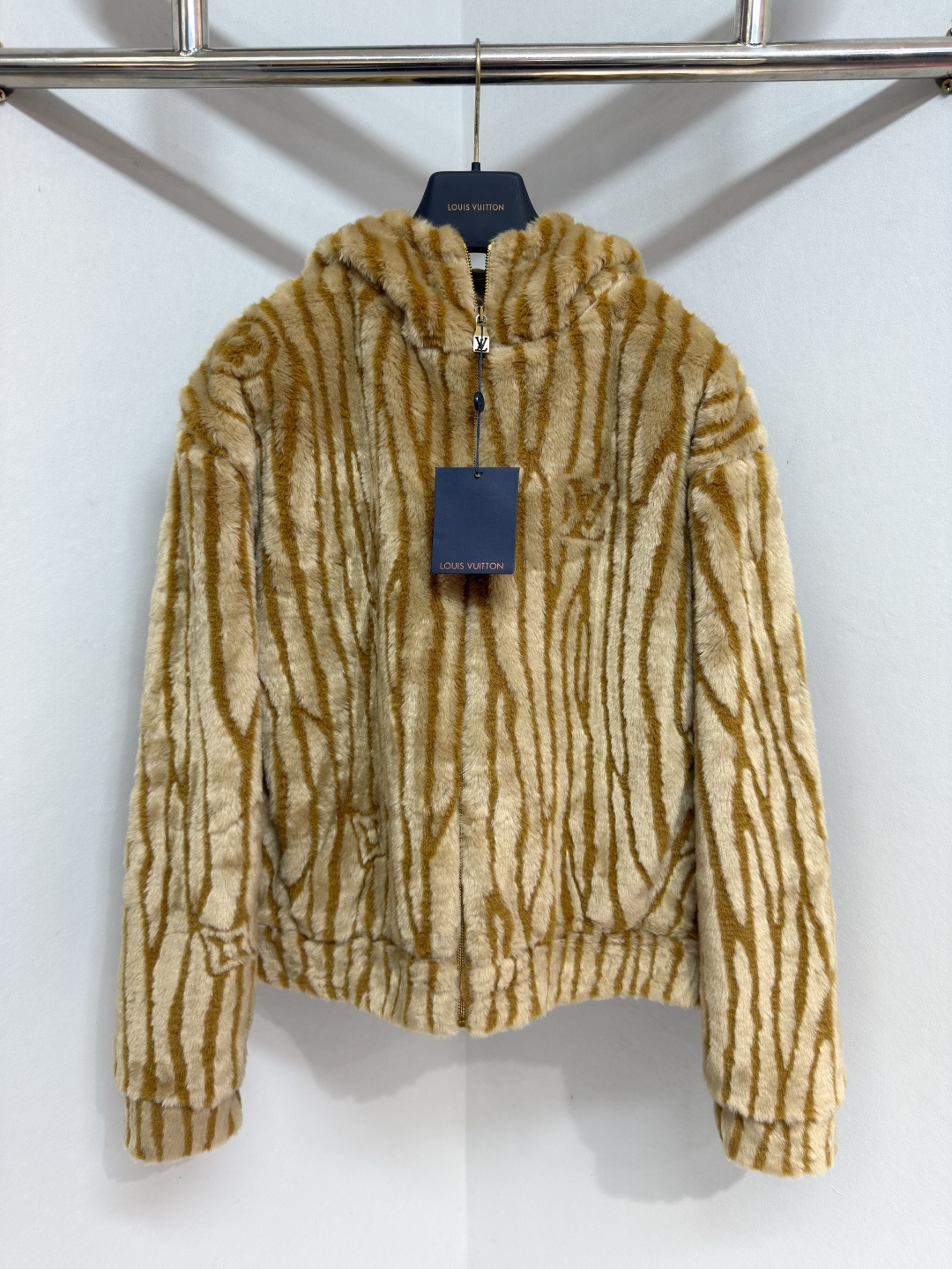 NO:637412,1V SKI Ski Collection Outerwear Water Wave Pattern Hooded Fleece Jacket This hooded jacket is made from soft fleece with an Epi pattern that pays homage to the brand's heritage leather goods. Camel and beige trim are enhanced by a monogrammed symbol and a 3D-style Vuitton logo in italics on the back. This unique casual style is perfect for relaxing with friends after an exciting day in the snow. Sizes S-XL, Louis Vuitton - Clothing, louis vuitton, jackets & coats, jackets &  coats,hats,alexander wang198609091V SKI滑雪系列外套水波纹图案连帽抓绒夹克 这款连帽夹克采用柔软的抓绒制成,Epi图案与品牌的传统皮革制品致敬.驼色和米色装饰由字母组合图案符号和背面斜体 3D风格的威登标志增强.这款独特的休闲款非常适合在雪地里度过激动人心的一天后与朋友一起放松.尺码S-XL,路易威登-服装,louis vuitton,jackets & coats,jackets & coats,hats,alexander wang,Women's clothing