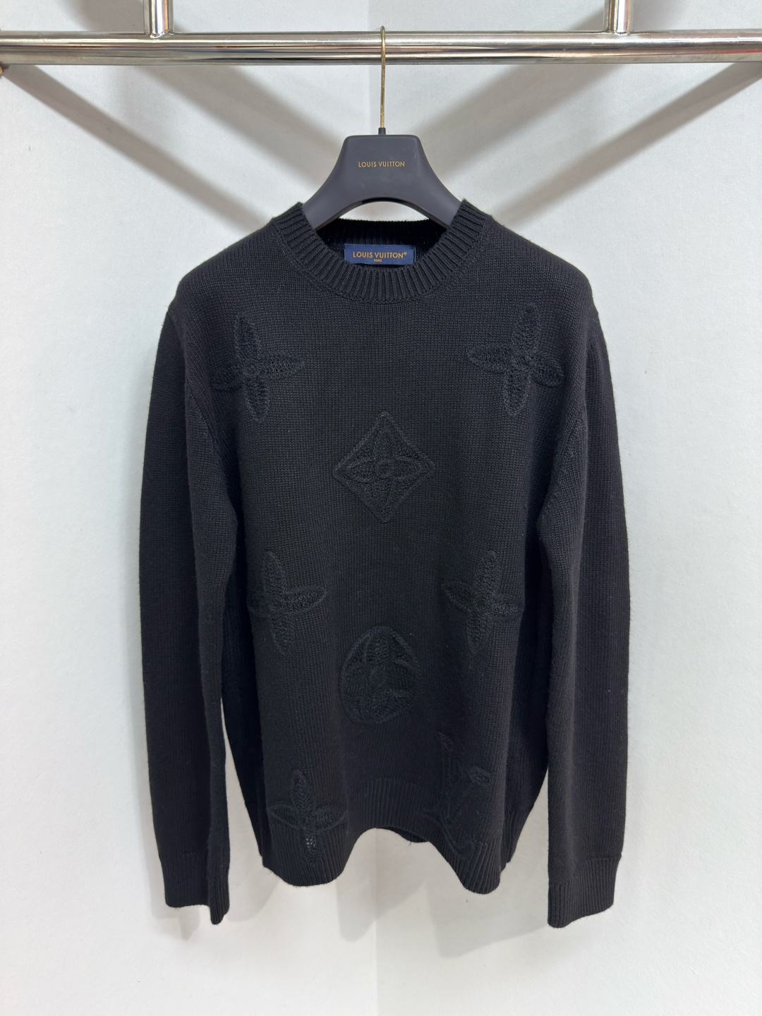 NO:637425,1V.SKI SS26 Men's Ski Crew Neck Jacquard Knit Sweater This elegant black crew neck sweater is warm and comfortable yet sophisticated, ideal for elevating your winter look. Made from pure, sustainably sourced wool, it features a tonal embroidered Monogram pattern on the front, accented by a perforated crochet texture, and an embroidered LV logo on the back. This versatile piece adds a sophisticated signature to any look. Sizes S-XL, Louis Vuitton - Clothing, louis  vuitton,louis vuitton,sweaters,alexander wang198609091V.SKI SS26滑雪男士圆领提花针织毛衣 这款优雅的黑色圆领衫温暖舒适,又不失精致格调,是提升冬日造型的理想之选.它采用纯净、可持续来源的羊毛制成,正面饰有同色系刺绣Monogram图案,并以镂空钩编纹理点缀,背面则饰有刺绣LV标志.这款百搭单品可为任何造型增添精致的品牌标志.尺码S-XL,路易威登-服装,louis vuitton,louis vuitton,sweaters,alexander wang,Women's clothing