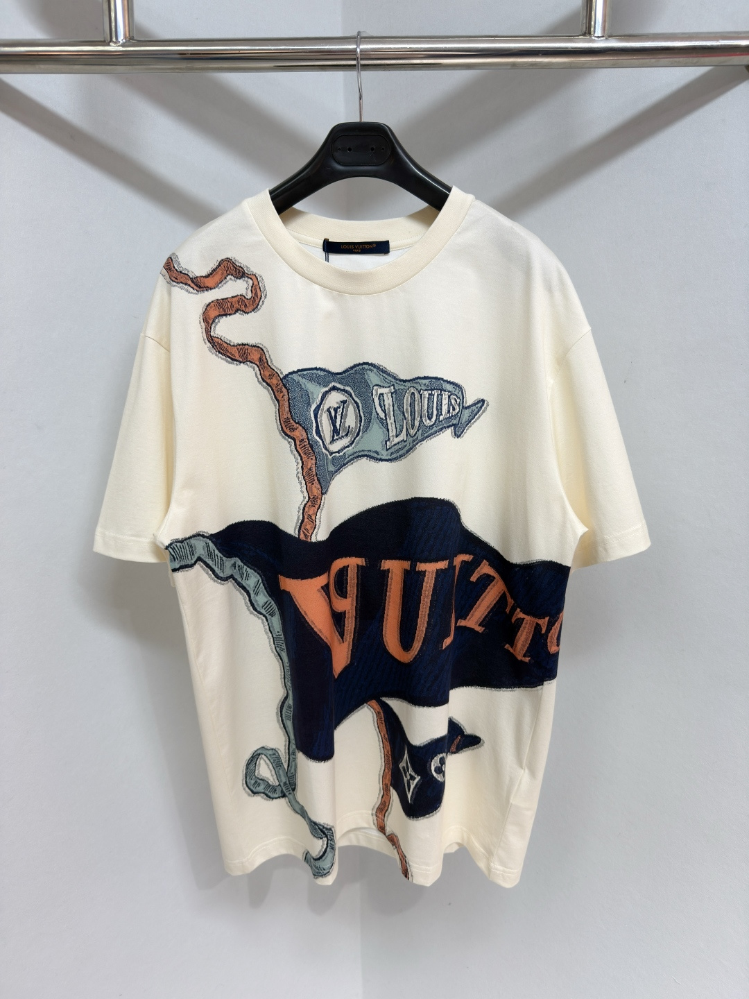 NO:637428,1V 26 Men's short-sleeved T-shirt in white jacquard LV flag pattern woven appliqué New This white jacquard cotton T-shirt features the collection's unique LV club flag pattern. The design is inspired by college sports teams, with three blue flags emblazoned with the brand's emblem. This casual style has the iconic L.Vuitton deposee appliqué woven on the back. Sizes XS-L, Louis Vuitton-clothing, louis vuitton, louis  vuitton,T-shirt,tees,t-shirt,alexander wang198609091V 26男士短袖T恤白色提花LV旗帜图案织贴花新款 这件白色提花棉质T恤衫采用了该系列特有的LV 俱乐部旗帜图案.设计灵感源自大学运动队,三面蓝色旗帜上饰有品牌徽章.这款休闲款式的背后织有标志性的 L.Vuitton deposee 贴花.尺码XS-L,路易威登-服装,louis vuitton,louis vuitton,T-shirt,tees，t-shirt,alexander wang,Women's clothing