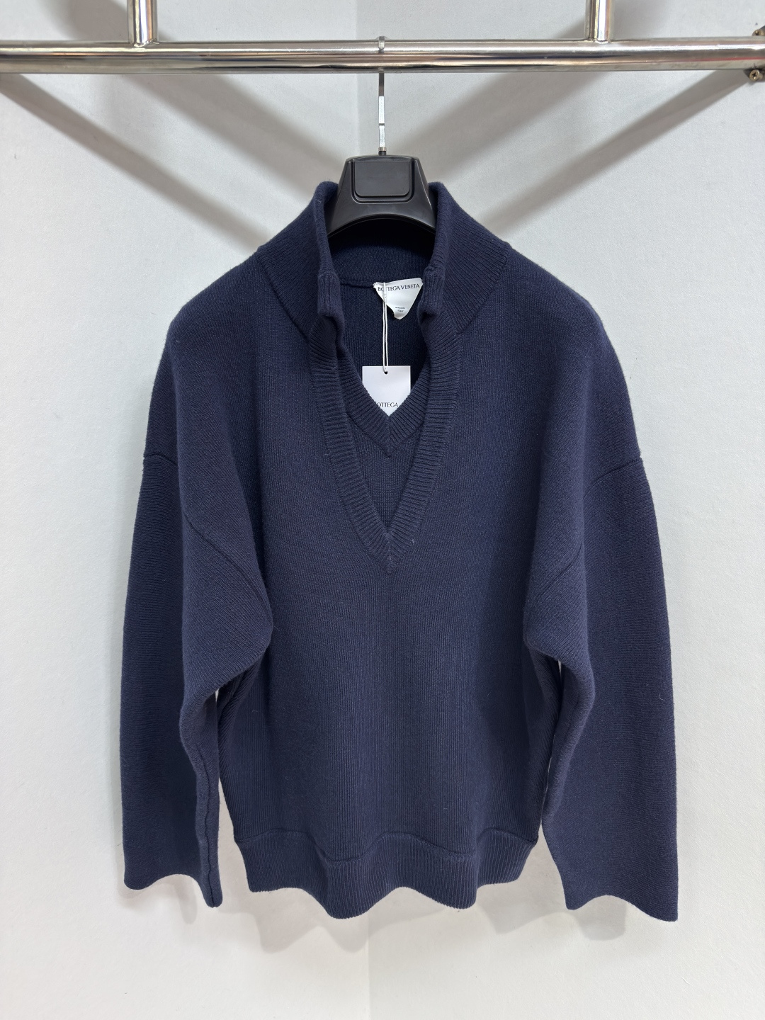 NO:638025,Bottega Veneta Men's Wool Ribbed Knit Sweater Rooted in Italian craftsmanship, this ribbed wool sweater is simple in silhouette and features a low-profile double V-neck, making it ideal for sophisticated everyday looks. Sizes S-XL, Bottega Veneta - Clothing, bottega veneta, bottega veneta, sweaters, alexander wang19860909Bottega Veneta 葆蝶家男士羊毛罗纹针织毛衣）这款罗纹羊毛毛衣植根于意大利精湛工艺,剪裁简约,设有低调的双层V领,是打造精致日常装扮的理想之选.尺码S-XL,葆蝶家-服装,bottega veneta,bottega veneta,sweaters,alexander wang,Women's clothing