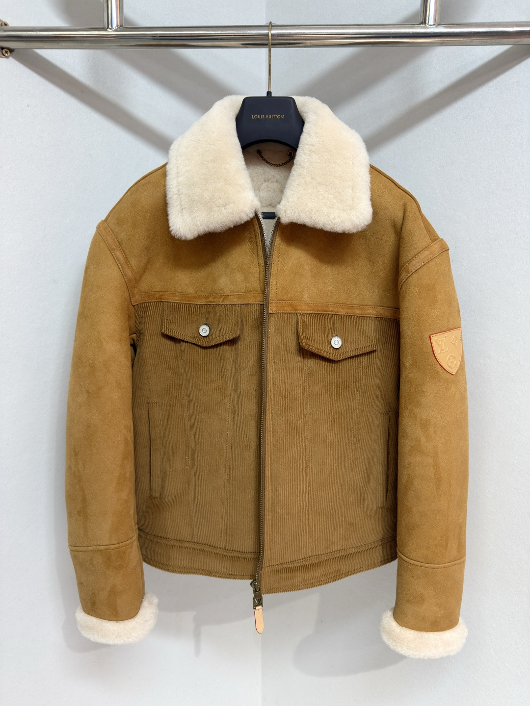 NO:638021,1V Men's SKI ski series jacket camel corduroy spliced sheepskin long-sleeved jacket  Ideal for après ski, this jacket adds a touch of elegance to casual outfits. The collar, details and sleeves are made of soft shearling, while the main part is made of thick corduroy. Exclusive elements in signature natural cowhide leather on the sleeves, back and zipper pulls are a symbol of Louis Vuitton's savoir-faire. Matching corduroy trousers complete the look. Sizes 48-56, Louis Vuitton - Clothing, Louis Vuitton, jackets & coats, jackets &  coats,cowhide,sheepskin,alexander wang198609091V 男装SKI滑雪系列外套驼色灯芯绒拼接羊皮毛长袖夹克 这件夹克非常适合滑雪后穿着,为休闲装束增添一丝优雅.衣领、细节和袖子采用柔软的羊毛皮制成,而主要部分则由厚灯芯绒制成.袖子、背面和拉链头上采用标志性的天然牛皮制成的独家元素,是路易威登精湛技艺的象征.配套的灯芯绒长裤使造型更加完美.尺码48-56,路易威登-服装,louis vuitton,jackets & coats,jackets & coats,cowhide,sheepskin,alexander wang,Women's clothing