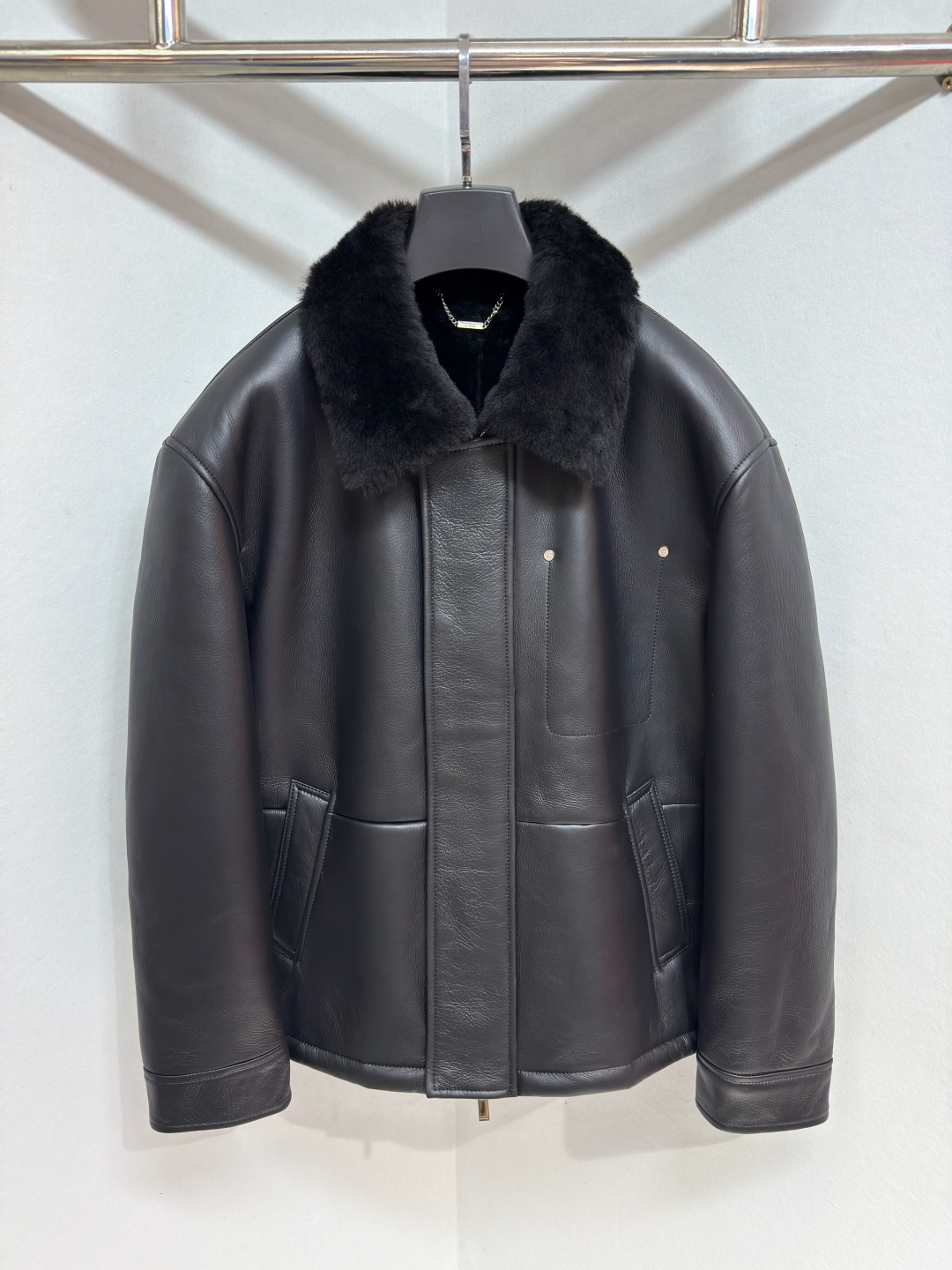 NO:638019,DIOR Dior 26SS Dior Icons sheepskin one-piece men's parka This Dior Icons parka is a new product in the 2026 spring men's wear series. It reinterprets the classic item in an elegant and casual style, highlighting Dior  Classic logo. Made of black double-sided sheepskin fur. It has a hidden zipper closure design, with piping chest and side pockets, and a shearling collar. It can be matched with the sweaters in this series. Size 48-5, Dior-clothing, dior, dior, leather jacket, sheepskin, alexander wang19860909DIOR迪奥26SS Dior Icons羊皮毛一体男款派克大衣 这款 Dior Icons 派克大衣是二零二六春季男装系列新品,以优雅随意的风格重新诠释经典单品,突显 Dior 经典标识.采用黑色双面羊皮革皮毛一体精心制作,隐藏式拉链开合设计,搭配绲边胸前和侧面口袋,带有羊毛皮衣领.可与该系列的针织衫搭配.尺码48-5,迪奥-服装,dior,dior,leather jacket,sheepskin,alexander wang,Women's clothing