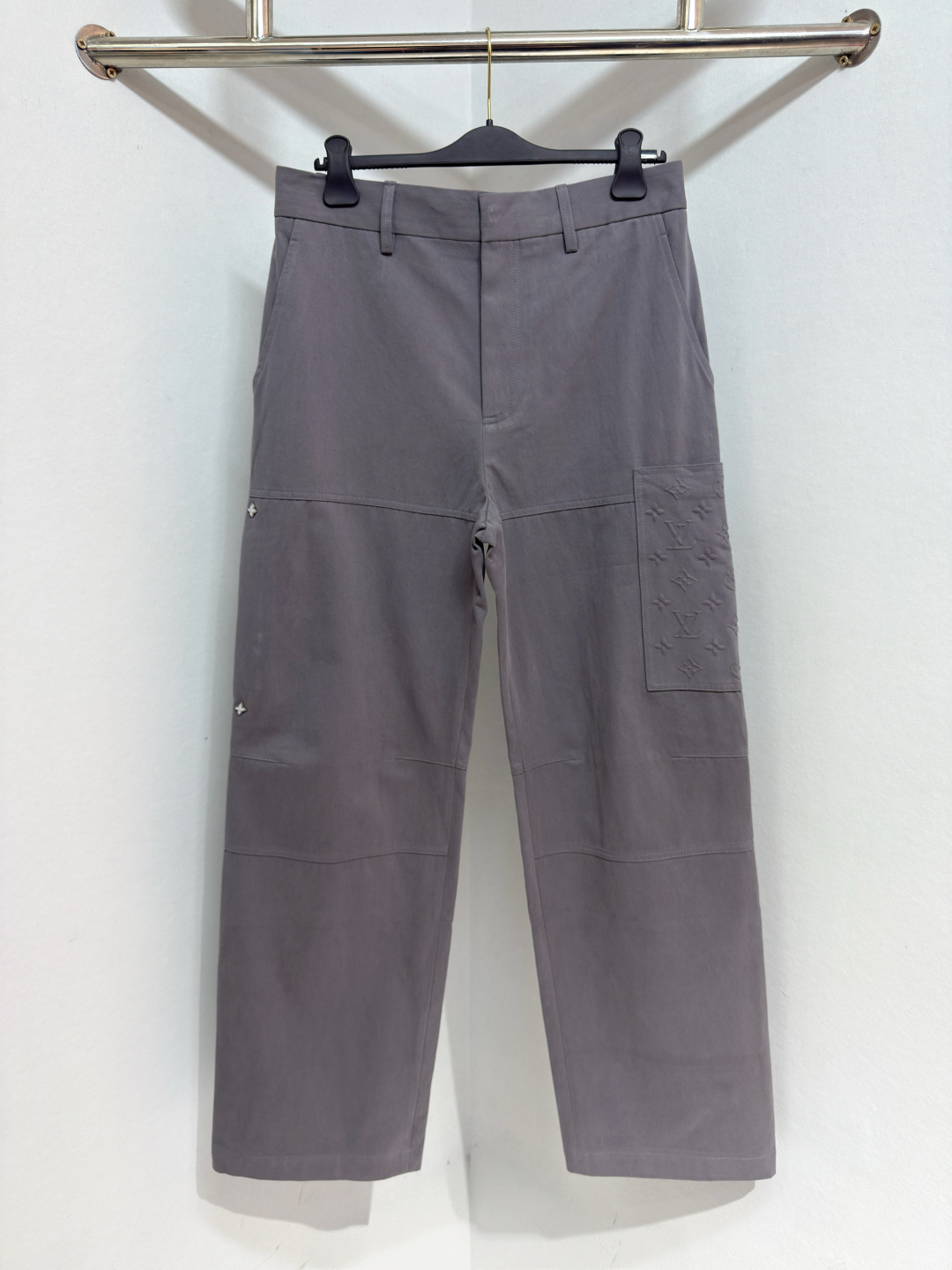 NO:677633,1V 26 Men's SKI Ski Collection Trousers Dark Gray Cotton Cashmere Blend Cargo Pants Casual yet dressy, these stylish dark gray cargo pants feature a soft workwear-inspired silhouette in an organic cotton and cashmere blend for a warm, soft touch. This winter wardrobe staple's embossed Monogram pocket adds a unique accent to the left leg, and can be easily paired with both plain and patterned pieces. Sizes 44-50, Louis Vuitton - Clothing, louis vuitton,198609091V 26男装SKI滑雪系列长裤深灰色棉羊绒混纺工装裤 这款时尚的深灰色工装裤既休闲又考究,采用柔软的工作服风格廓形,有机棉和羊绒混纺面料带来温暖柔软的触感.这款冬季衣橱必备单品的压花 Monogram 口袋为左腿增添了独特的亮点,可轻松搭配素色和图案单品.尺码44-50,路易威登-服装,louis vuitton,,Women's clothing