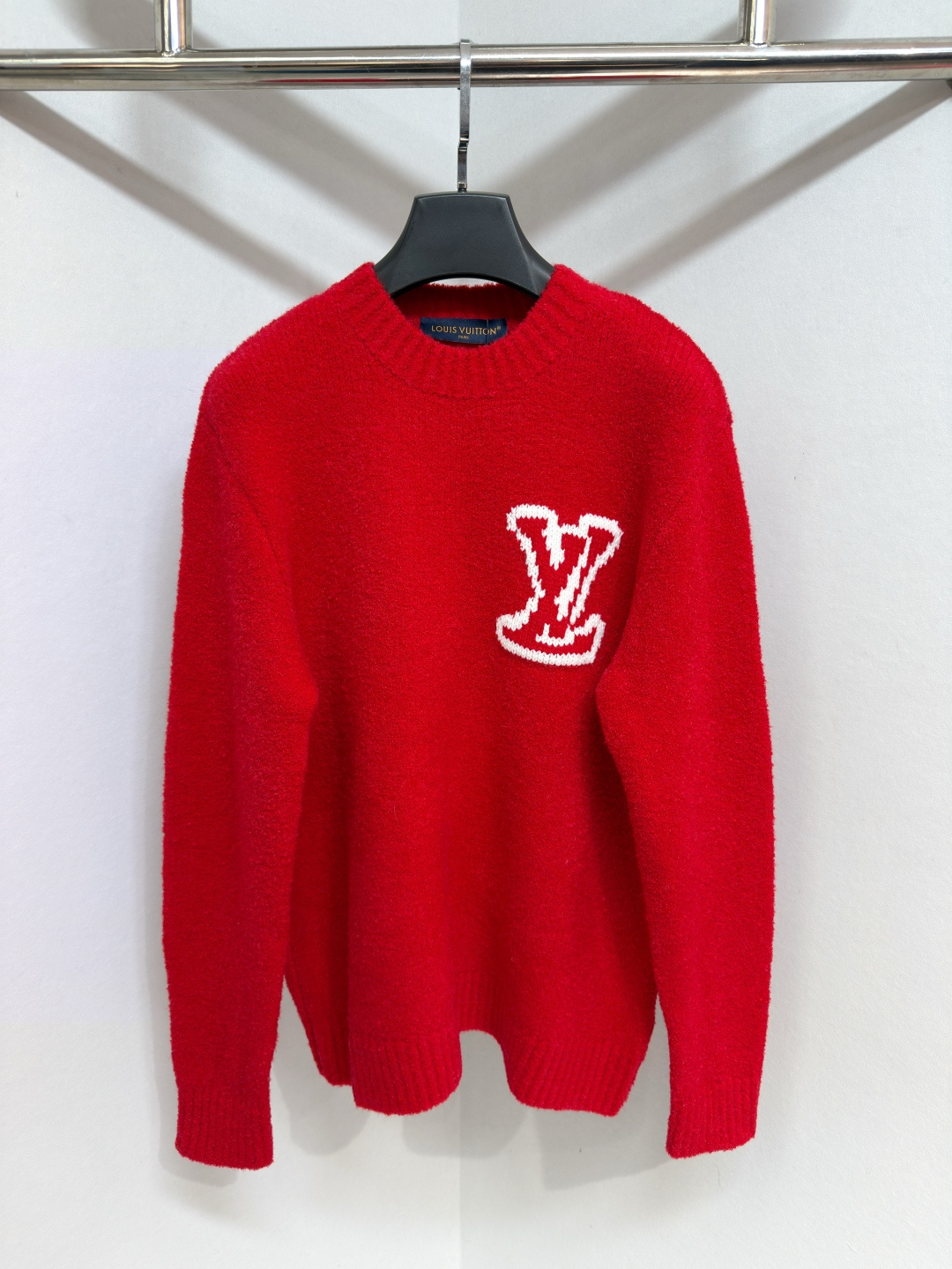 NO:676908,1V’s new crew neck shirt uses intarsia technology to display the LV letters on the chest, and then embellishes the mirror effect on the back, injecting eye-catching elements into the traditional design. The rich yarn blend brings a soft touch. The high version is for men and women. Size S-XL, Louis Vuitton-clothing, louis vuitton, louis vuitton,198609091V 新款圆领衫运用嵌花工艺将 LV 字母昭示胸前,再令其镜像效果点缀背后,为传统设计注入醒目元素.丰盈纱线混纺带来柔软触感.高版本 男女同款 码数S-XL,路易威登-服装,louis vuitton,louis vuitton,,Women's clothing