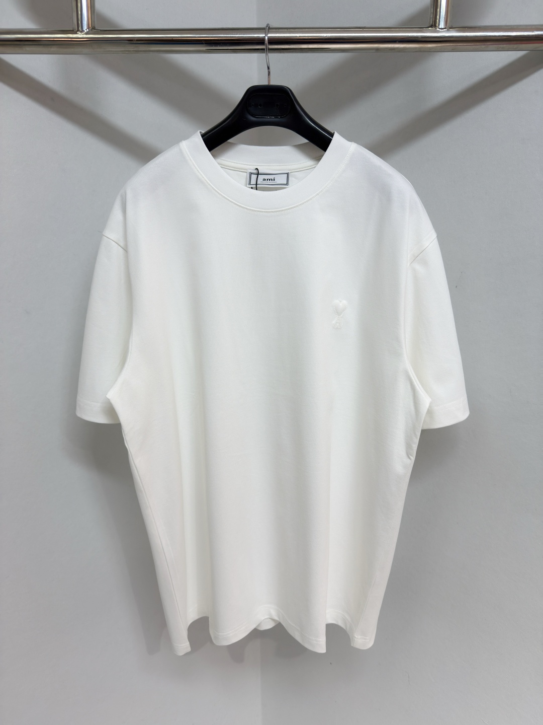 NO:779788,AMI DE COEUR organic cotton T-shirt. T-shirt made of thick organic cotton jersey fabric. Suitable for both men and women, classic fit. Decorated with embossed 'Ami de Coeur' and 'ami' embroidery in the same color below the back collar. Sizes S-XL, men's, tees, t-shirt,19860909AMI DE COEUR有机棉 T 恤 采用厚实有机棉针织面料制成的T恤 男女皆宜,经典版型 后领下方饰有压纹“Ami de Coeur 字样同色系“ami”刺绣.尺码S-XL,男装,tees，t-shirt,,Women's clothing