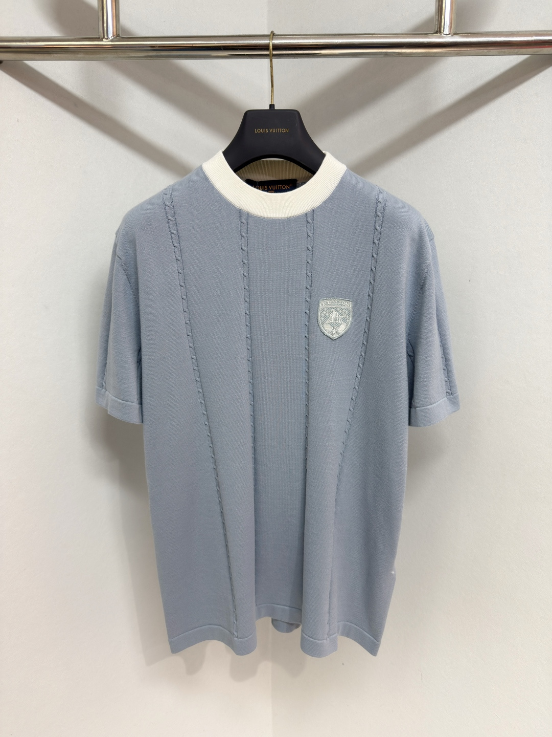 NO:722948,1V 2026 Short-Sleeve Sky Blue Knitted Striped Silk-Cotton Blend T-Shirt Light blue short-sleeved T-shirt in a shiny organic cotton and silk blend with tonal cable-knit stripes. Embroidered L V League application on the chest, inspired by the crest of the American university. A contrasting white Vuitton logo, back intarsia and a sporty ribbed collar complete the exclusive creation. Sizes S-XL, Louis Vuitton - Clothing, louis  vuitton,T-shirt,tees,t-shirt,real silk,198609091V 2026款短袖天蓝色针织条纹真丝棉混纺T恤 浅蓝色短袖T恤采用闪亮的有机棉和真丝混纺面料制成,搭配同色系绞花针织条纹.胸前绣有L V League应用,灵感来自美国大学的徽章.对比鲜明的白色威登标志、背面嵌花和运动罗纹衣领完善了独家创作 尺码S-XL,路易威登-服装,louis vuitton,T-shirt,tees，t-shirt,real silk,,Women's clothing