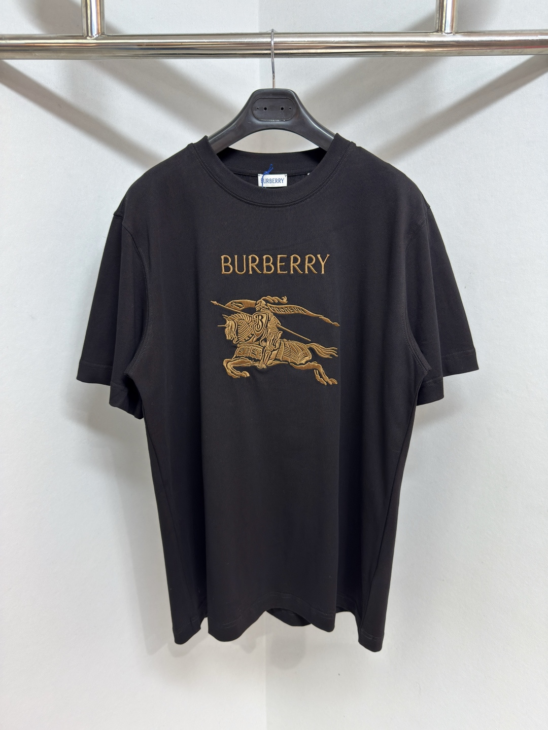 NO:755525,BUR Men's Equestrian Logo Cotton T-shirt Round neck T-shirt, made of medium-thick plain weave cotton fabric, showing a slim fit. Embellished with Burberry logo and Equestrian Knight Logo (EKD) embroidery, blended with glossy yarn. Size S-XXL, Burberry - clothing, burberry, tees, t-shirt,19860909BUR 男装 马术骑士徽标棉质 T 恤衫 圆领T恤衫,选用中厚平织棉面料打造,呈现修身版型.点缀 Burberry 徽标和马术骑士徽标（EKD）刺绣,融入亮泽感纱线.尺码S-XXL,博柏利-服装,burberry,tees，t-shirt,,Women's clothing