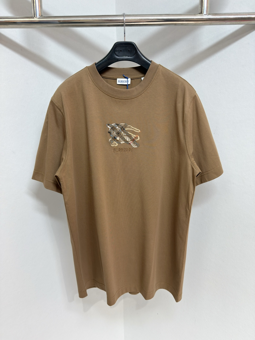 NO:755523,Burberry EKD series men's clay brown cotton short-sleeved plaid T-shirt is made of lightweight plain cotton fabric and has a slim fit. It is embellished with the brand logo and the Equestrian Knight logo (EKD) embroidery, using the Burberry plaid pattern as the background and interpreting it in the iconic sand beige. Size S-XXL, Burberry - clothing, burberry, T-shirt, tees, t-shirt,19860909Burberry博柏利 EKD系列男士粘土棕棉短袖格纹T恤 选用轻盈平织棉面料打造,呈现修身版型.点缀品牌徽标和马术骑士徽标（EKD）刺绣,采用 Burberry 格纹图案作为背景,以标志性沙米色演绎 尺码S-XXL,博柏利-服装,burberry,T-shirt,tees，t-shirt,,Women's clothing