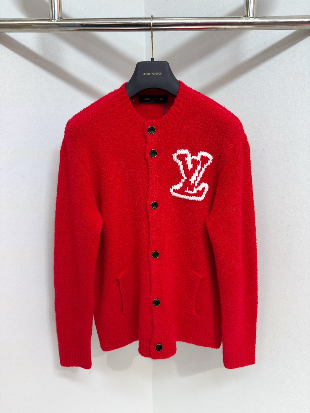 NO:677652,1V Men's Fall/Winter 2026 Sweater Red Intarsia Wool Blend Knitted Cardigan This contemporary collarless cardigan is crafted from chunky yarn with a handknit effect for an effortless style, perfect for cozy weekends. The contrasting LV initials are integrated directly into the soft virgin wool blend knit, adding graphic detail to the chest. This piece is a versatile solution for layered looks in the colder months. Sizes S-XL, Louis Vuitton - Clothing, louis vuitton, louis  vuitton,sweaters,198609091V 男装秋冬款2026毛衣红色嵌花羊毛混纺针织开衫 这款现代无领开衫采用粗纱线制成,具有手工编织效果,打造轻松的风格,非常适合舒适的周末.对比鲜明的 LV 首字母直接融入柔软的初剪羊毛混纺针织中,为胸部增添了图形细节.这件单品是寒冷月份分层造型的多功能解决方案.尺码S-XL,路易威登-服装,louis vuitton,louis vuitton,sweaters,,Women's clothing