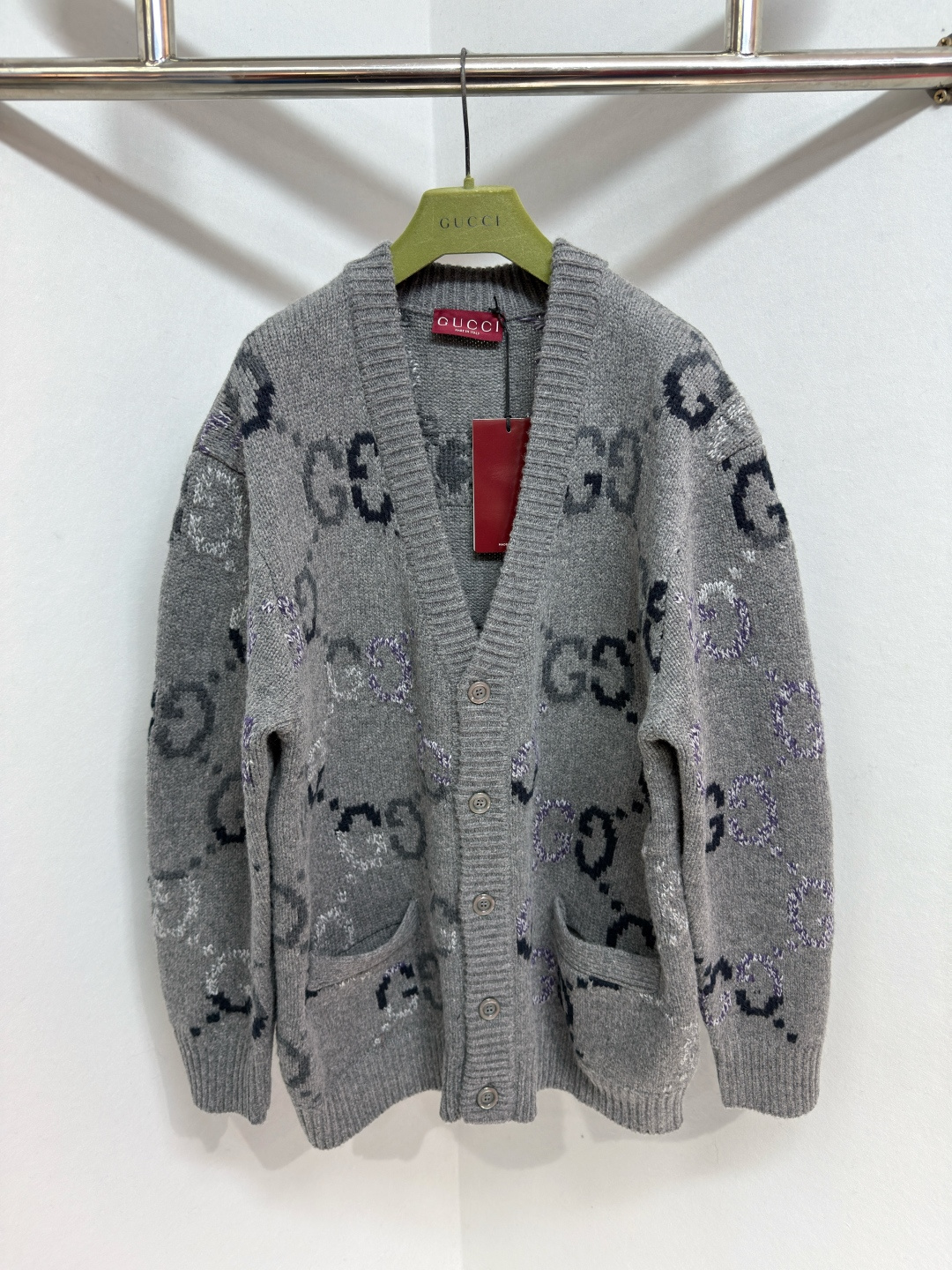 NO:677642,Gucci Men's GG Intarsia Wool Cardigan Sweater Trim 98 wool, 1 spandex, collar, dropped shoulders, long sleeves, two front pockets, ribbed trim, button closure. Please note that the appearance of the GG pattern may vary on different styles due to different materials used. Sizes S-XL, Gucci - Clothing, gucci, gucci, sweaters,19860909Gucci 男GG嵌花羊毛开衫毛衣 修饰98羊毛、1弹性纤维、领,落肩,长袖,两个前袋,罗纹饰边,纽扣闭合.请注意,由于所用材料不同,不同款式的GG 图案外观可能有所不同 尺码S-XL,古驰-服装,gucci,gucci,sweaters,,Women's clothing