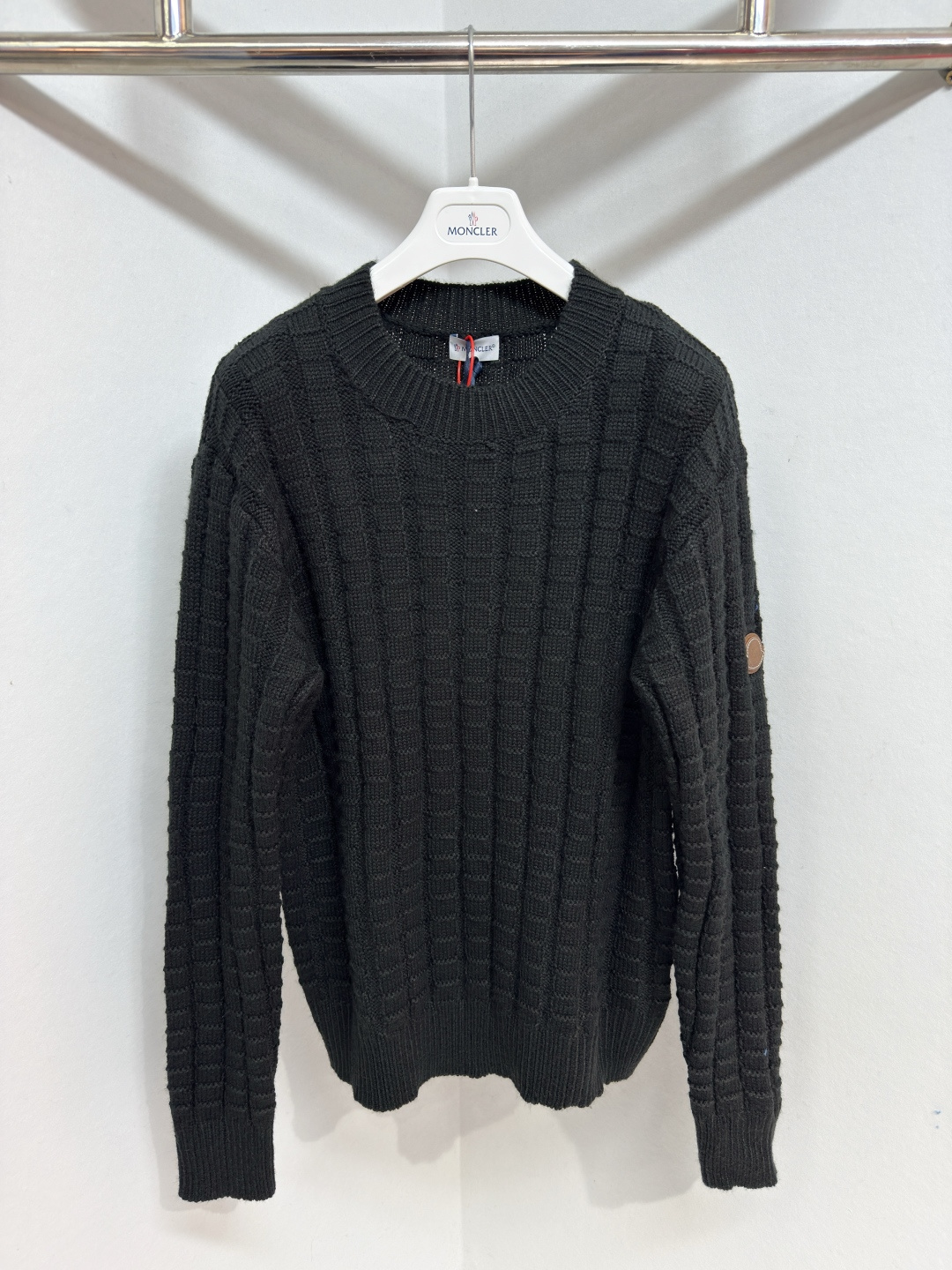 NO:677637,Moncler embossed knitted logo sweater, custom-woven engraved wool texture, soft and delicate, comfortable and close to the skin, with rich black as the main color, warm and devouring, exuding irresistible charm. Using three-dimensional texture as brushstrokes, the whole embossed knitting reconstructs the dimension of knitted aesthetics. It produces a light and dark gradient texture halo as the human body moves. The iconic Moncler logo embroidery logo decorates the sleeves. It is highly recognizable. The power aesthetics hidden in the hedging of hardness and softness. The ultimate expression of elegance without deliberate effort.  Self-contained style Size S M L XL, Moncler-clothing, Moncler, sweaters,19860909Moncler 浮雕编织徽标毛衣 定织雕纹羊毛肌理料 柔软细腻 舒适贴肤 以浓郁的黑色作主色调 有温度的吞噬 散发着令人难以抗拒的魅力 以立体肌理为笔触 全件浮雕编织重构针织美学的维度 随人体移动产生明暗渐变的织理光晕 标志性Moncler 标识绣标装饰衣袖 辨识度十足 刚柔对冲中暗藏权力美学 优雅的终极表达 无需刻意 自成风格 尺码 S M L XL,蒙口-服装,Moncler,sweaters,,Women's clothing