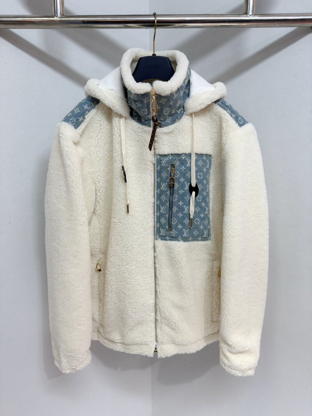 NO:677631,1V Louis Vuitton Coat Jacket Wool Blend Monogram Hood This jacket is made of soft wool-blend wool fabric to add warmth to the winter; contrasting Monogram denim inserts are used on the chest pockets, high collar and shoulders to add a unique sense of cool. The detachable hood and drawstring add more warmth to the jacket, while the gold metal inserts add a refined and shiny texture. Sizes 38-44, Louis Vuitton-Clothing, louis vuitton, jackets &  coats,jackets & coats,hats,198609091V 路易威登外套夹克羊毛混纺Monogram帽款 这款夹克采用柔软的羊毛混纺羊毛面料,为冬季增添温暖；胸前口袋、高领和肩部采用对比鲜明的Monogram 牛仔插片,增添独特的酷感.可拆卸连帽和抽绳为夹克增添了更多温暖,而金色金属嵌片则为其增添了精致光亮的质感 尺码38-44,路易威登-服装,louis vuitton,jackets & coats,jackets & coats,hats,,Women's clothing