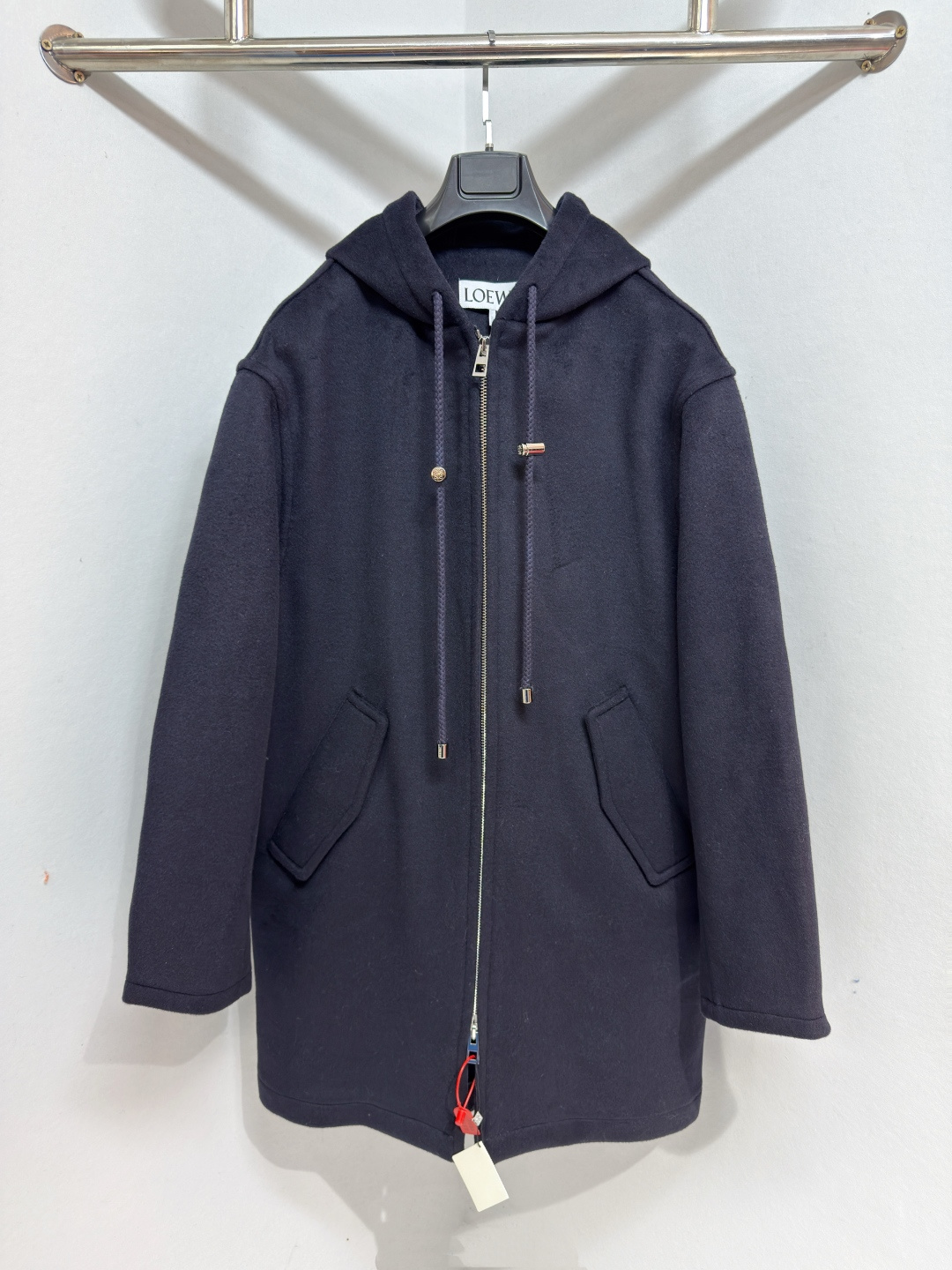 NO:677645,Loewe long hooded coat with leather label. Custom-dyed heavy velvet double-sided wool. Excellent texture. Natural drape. Deep navy blue is the main color. Weaves eternal tenderness. Design to reconstruct the breathing law of the coat. The deconstructed silhouette makes the coat a flowing sculpture. A matte black logo leather label is inlaid in the center of the outside of the hat brim. A miniature declaration of the brand spirit. Hidden in the public and visible in the mind. Elegant and majestic. Calm and restrained. A duet of warmth and fashion.  Give you all-round warm protection and bring your own aura when walking. Size 46 48 50, Loewe-clothing, loewe, loewe, hats,19860909Loewe 皮标连帽长款大衣 定制定染重磅绒密双面羊毛呢 质感卓越 自然垂坠感 以深邃的藏蓝为主色调 织就永恒的温柔 以设计重构大衣的呼吸法则 解构式廓形让大衣成为流动的雕塑 帽檐外侧中央镶嵌一枚哑光黑Logo皮标 品牌精神的微型宣言 隐于众 显于智 优雅大气 沉稳内敛 温暖与时尚的双重奏 给予你全方位的温暖守护 行走间自带气场 尺码 46 48 50,罗意威-服装,loewe,loewe,hats,,Women's clothing