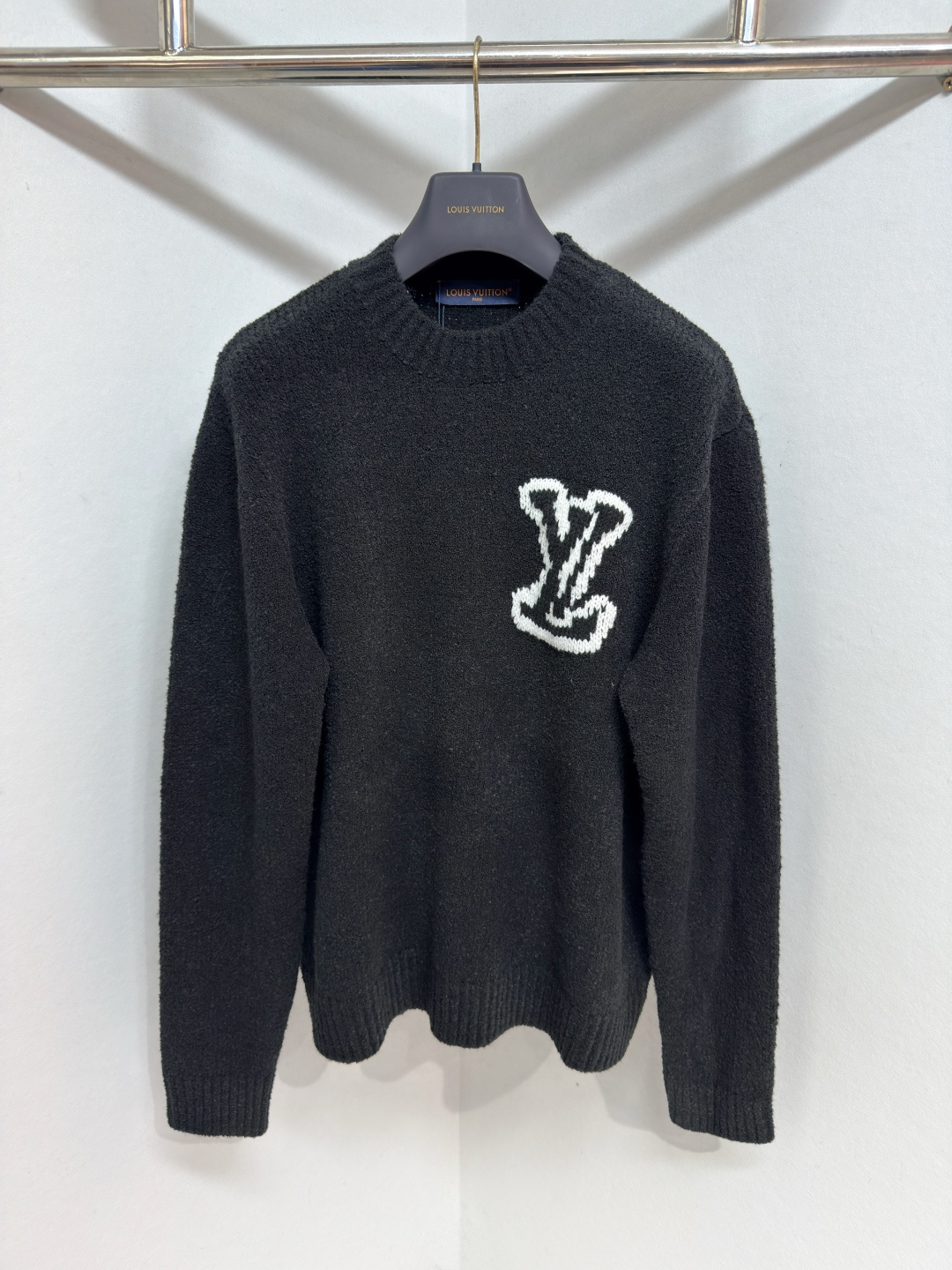 NO:677649,1V’s new crew neck shirt uses intarsia technology to display the LV letters on the chest, and then embellishes the mirror effect on the back, injecting eye-catching elements into the traditional design. The rich yarn blend brings a soft touch. The high version is for men and women. Size S-XL, Louis Vuitton-clothing, louis vuitton, louis vuitton,198609091V 新款圆领衫运用嵌花工艺将 LV 字母昭示胸前,再令其镜像效果点缀背后,为传统设计注入醒目元素.丰盈纱线混纺带来柔软触感.高版本 男女同款 码数S-XL,路易威登-服装,louis vuitton,louis vuitton,,Women's clothing